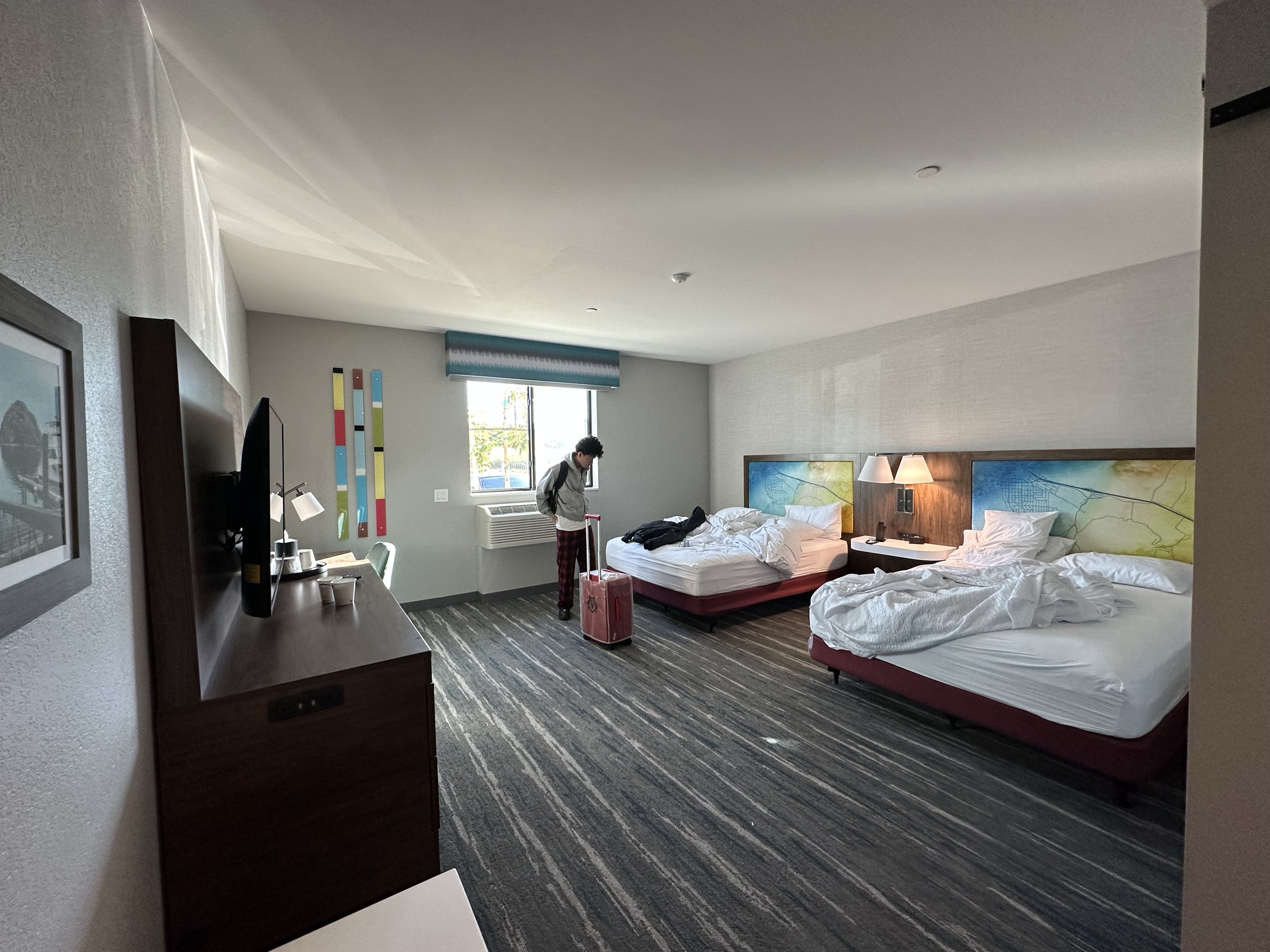 一间很新的酒店，房间很大床也很舒服。我们住的是一个无障碍房间，衣帽挂钩，洗漱用品放置的位置都是很低，