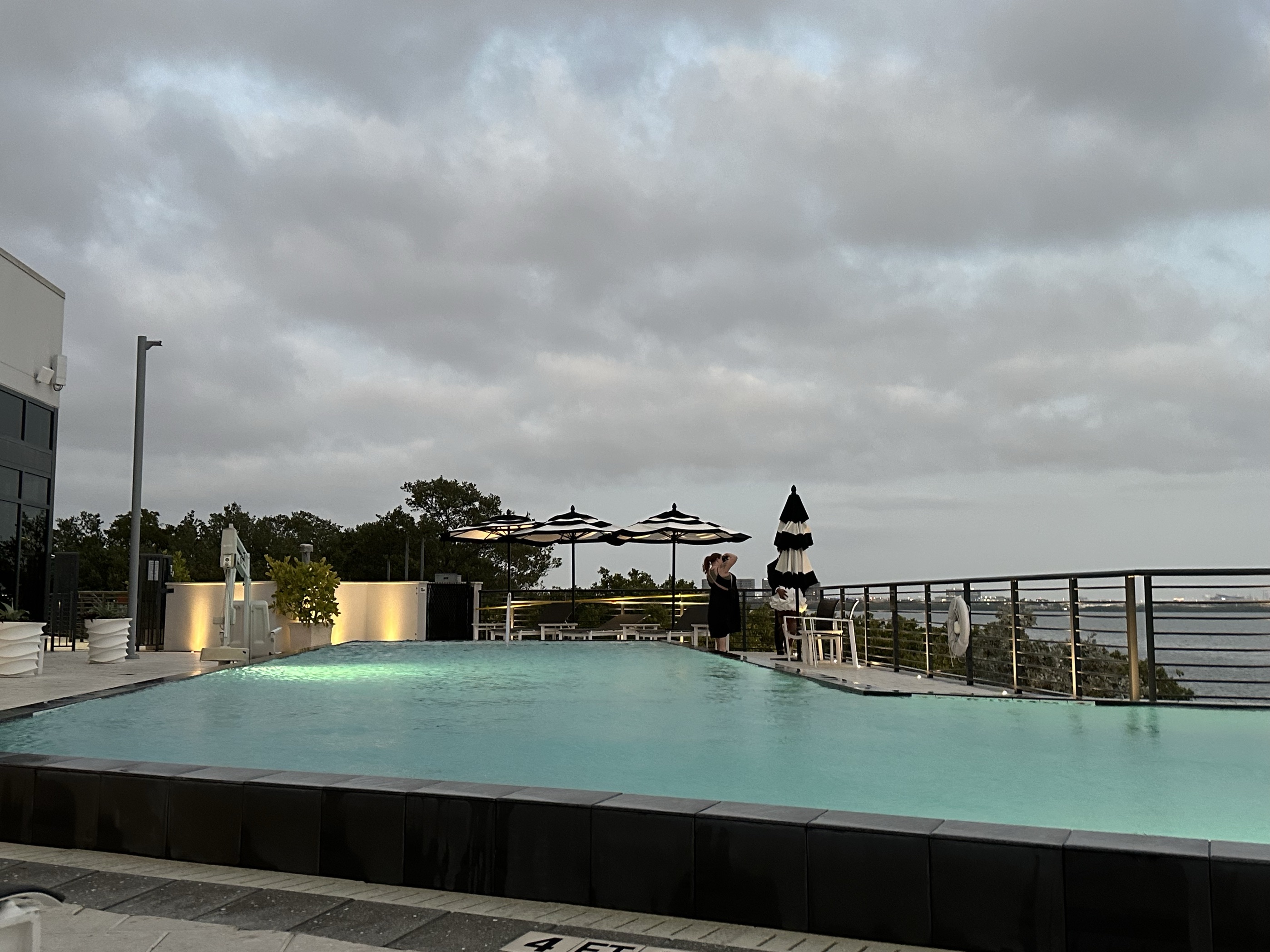 房间很新，酒店设施也是，露台上的泳池有温水且游泳的客人不多。海景和晚霞很美，房间是看日落的地方
