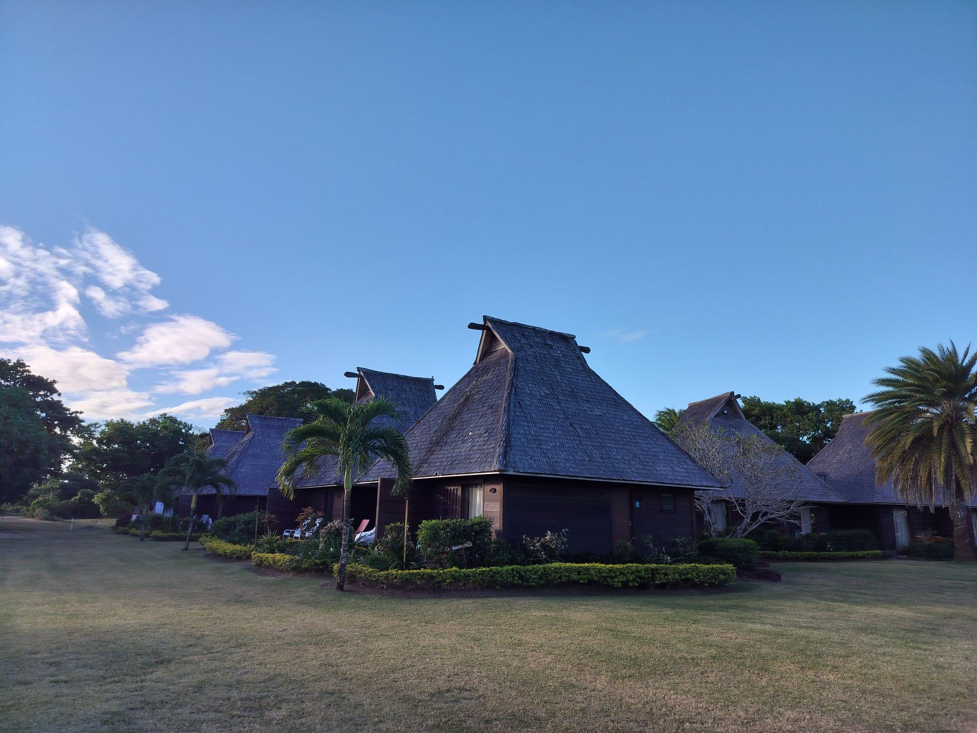 这个酒店其实就在斐济的洲际旁边，走路过去也才2分钟，共享同一片沙滩。价格可以便宜一半左右。当然，你也
