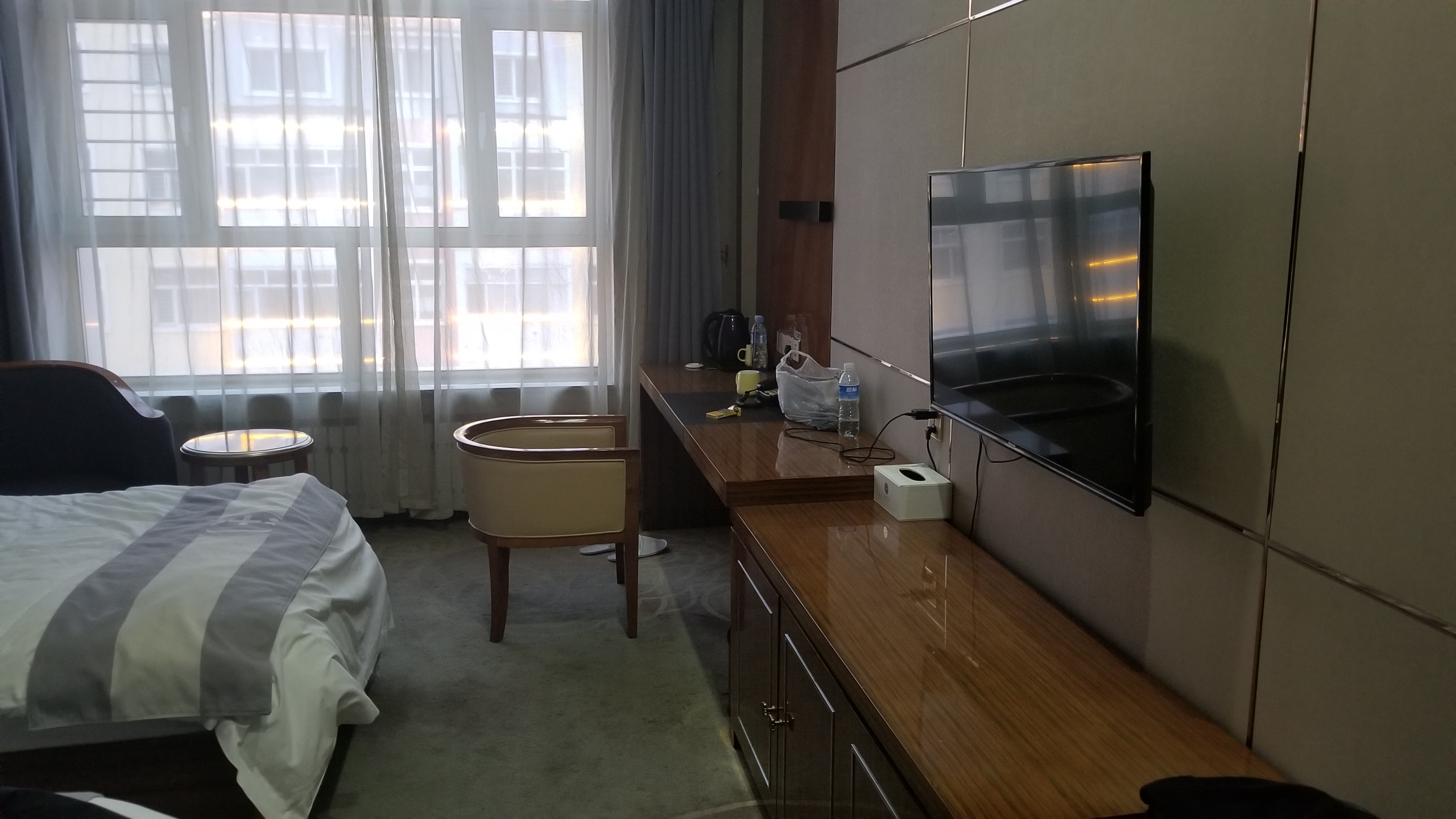 惠丽明珠的确是扎兰屯最好的酒店，设施很好，卫生干净，服务上乘。安静，整洁，适合休息。特色：窗帘是自动