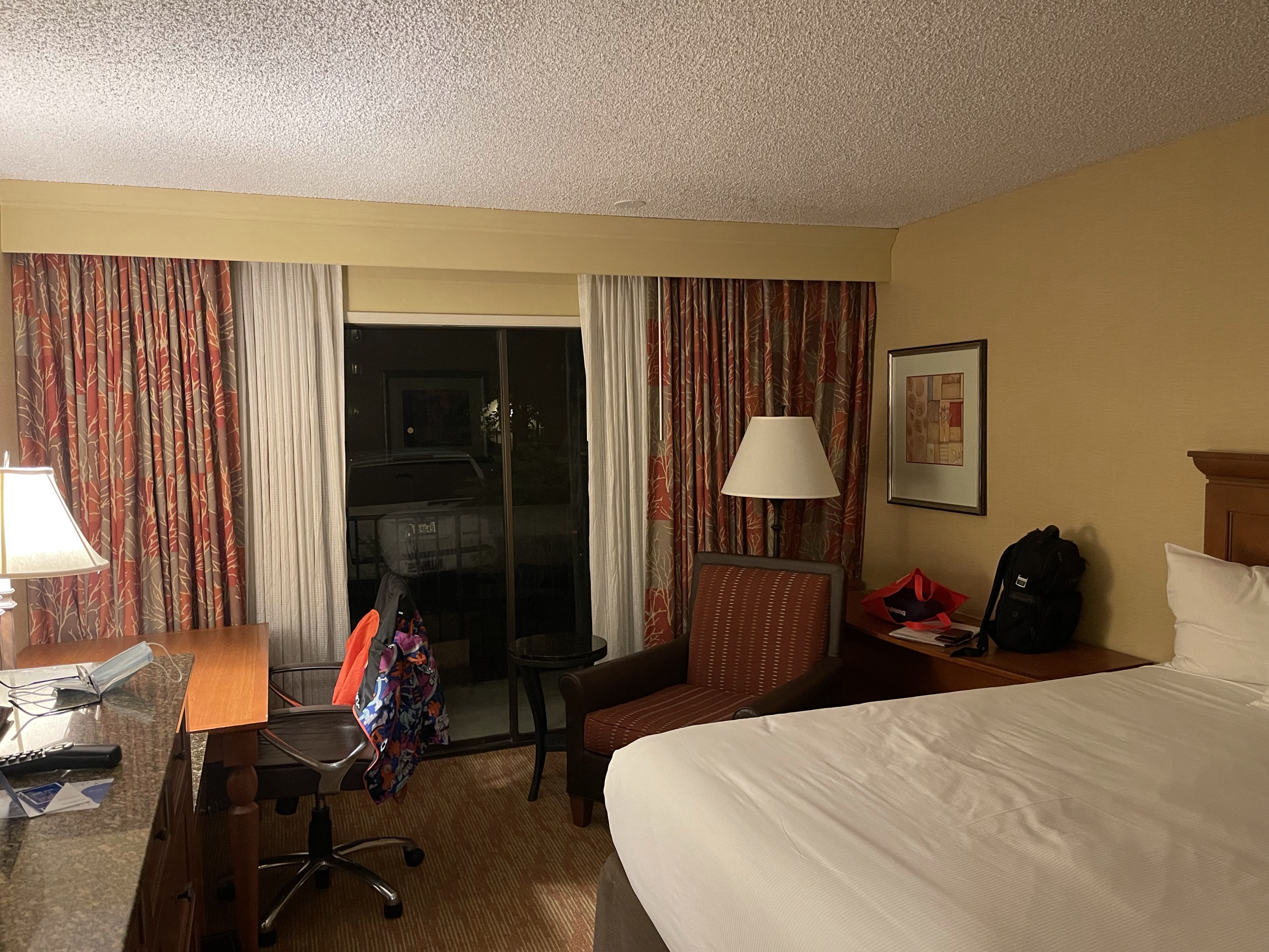 我订的房间不含早餐，房间相对有点旧，空调声音有点大，不过环境很不错，在西雅图机场附近算是很大的酒店了