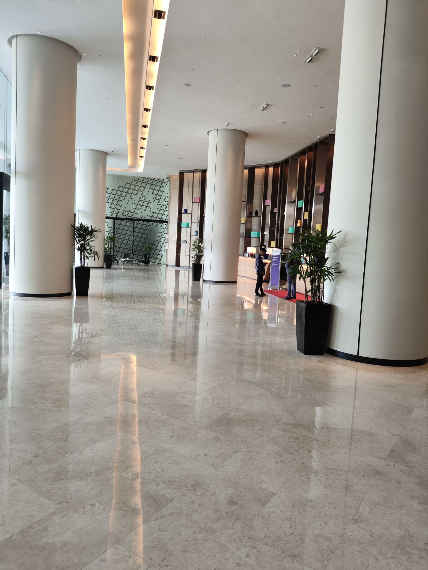 酒店非常新，属于槟城最新的五星级酒店，走进大堂，非常有现代设计感。大堂的下午茶值得去打卡，非常美味的