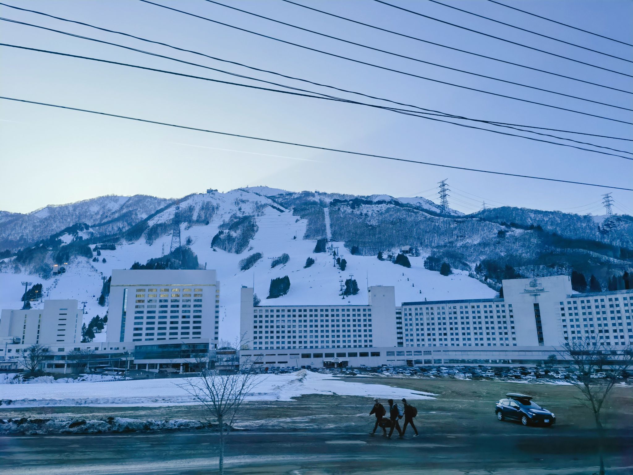 名副其实的ski-in & out酒店，一共有2/3/4/5/6栋楼（每栋楼之前都有缆车上山）。携程