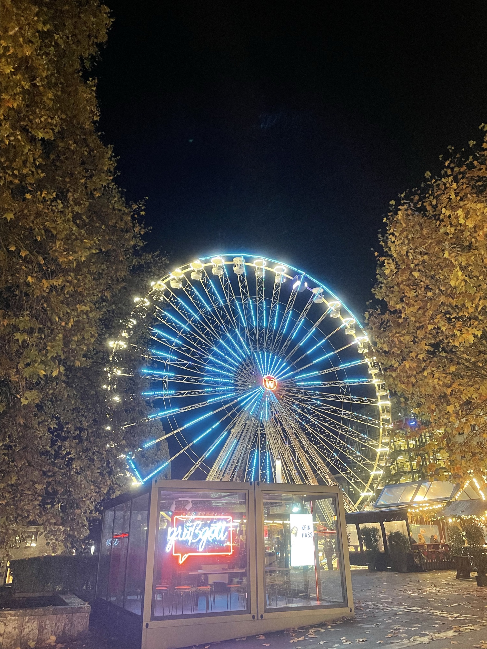 酒店离Essen中央火车站走路20分钟，离步行街不远，走路即达，停车在酒店自己的楼下也很方便。 停车