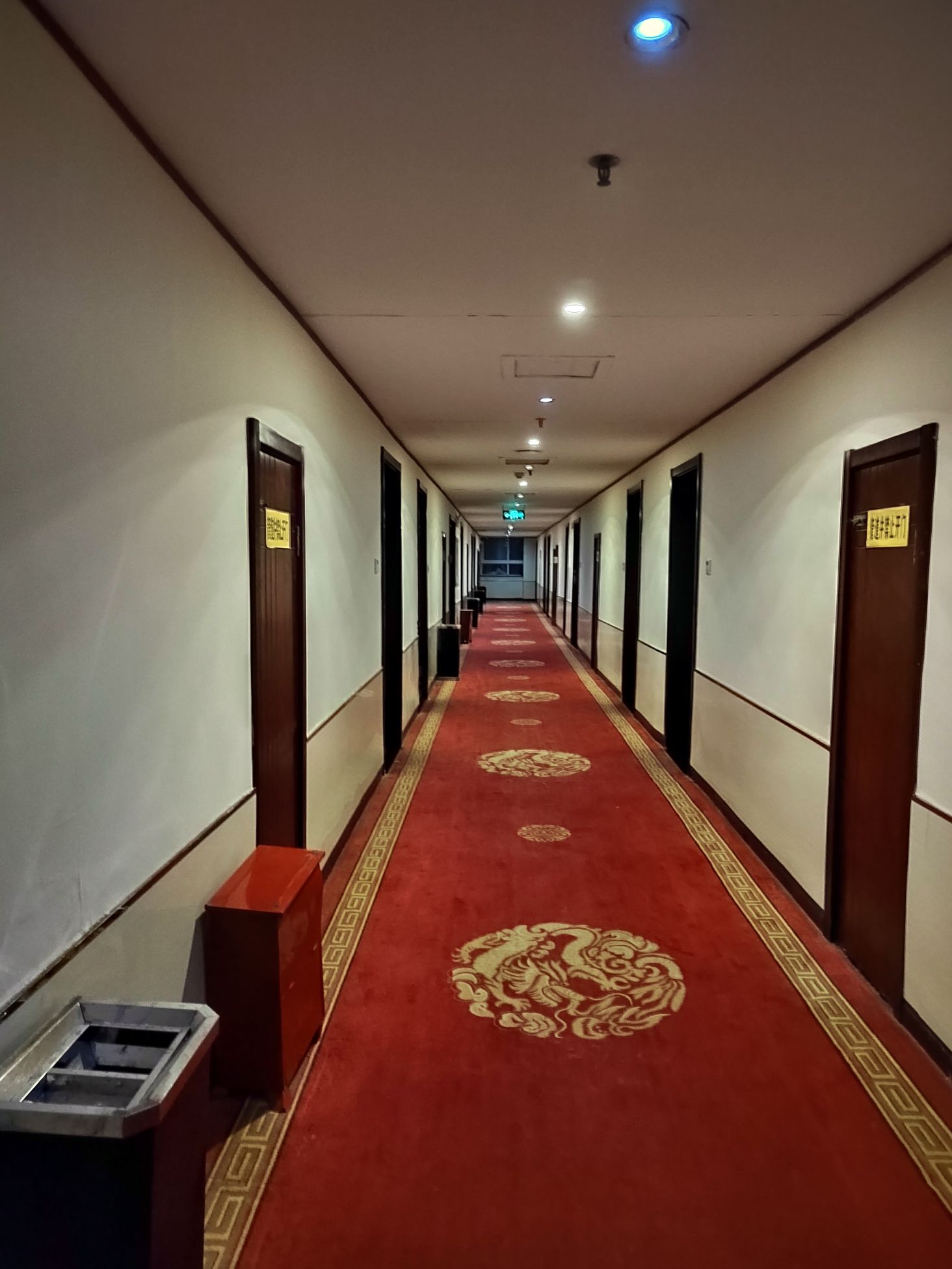 该酒店为汝南县招待所，规模挺大，有客房和餐厅以及停车场，客房分等级，1号楼3号楼没有电梯价格绝低于有