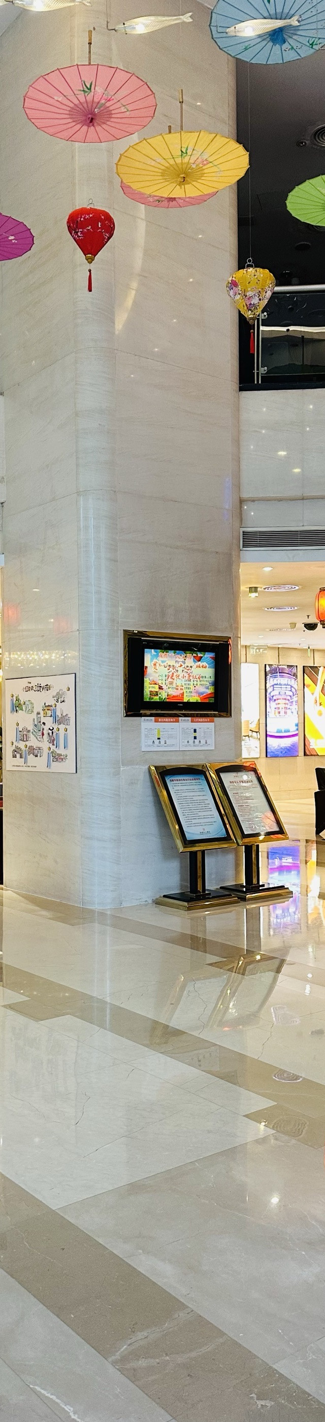 酒店位置优越,交通便利,距地铁站很近.在_瑞城名人酒店成都打卡