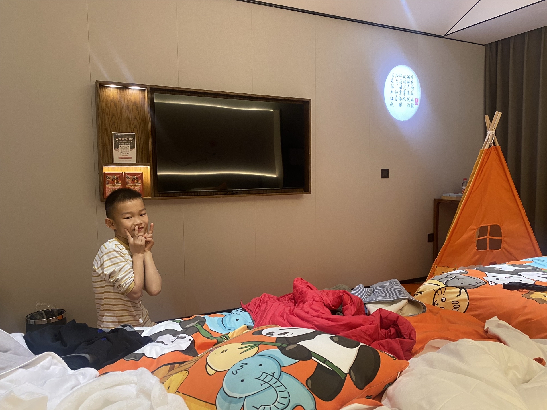 房间很宽敞，特地定的亲子房，布置的也很童趣，孩子看见三角帐篷很兴奋，要不是我拦着，他都打算睡在帐篷里