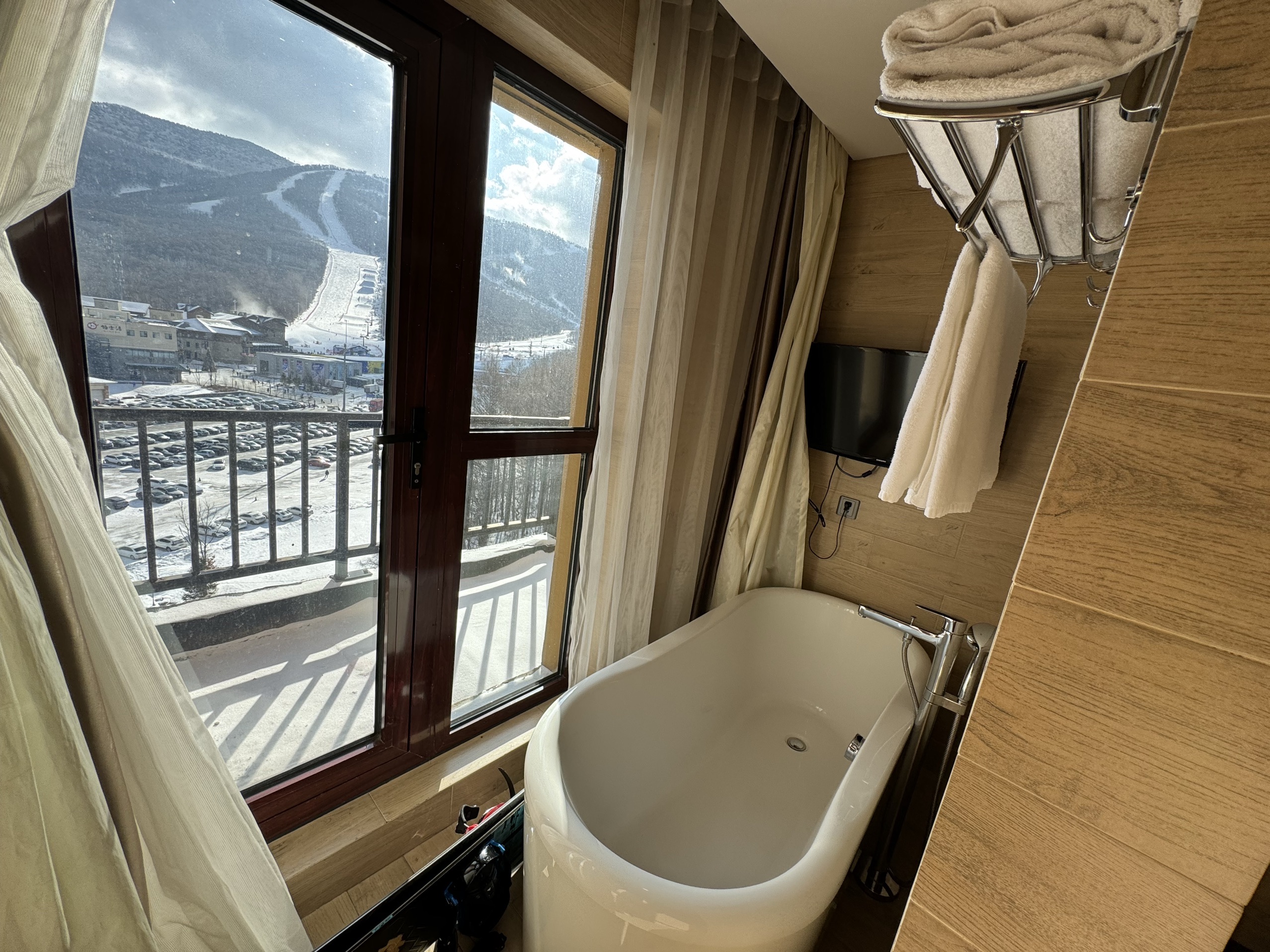 真实评价！住宿和滑雪体验相当好，住的10楼，浴室，床边，沙发看出去直接雪道。酒店3楼直接坐索道上山顶