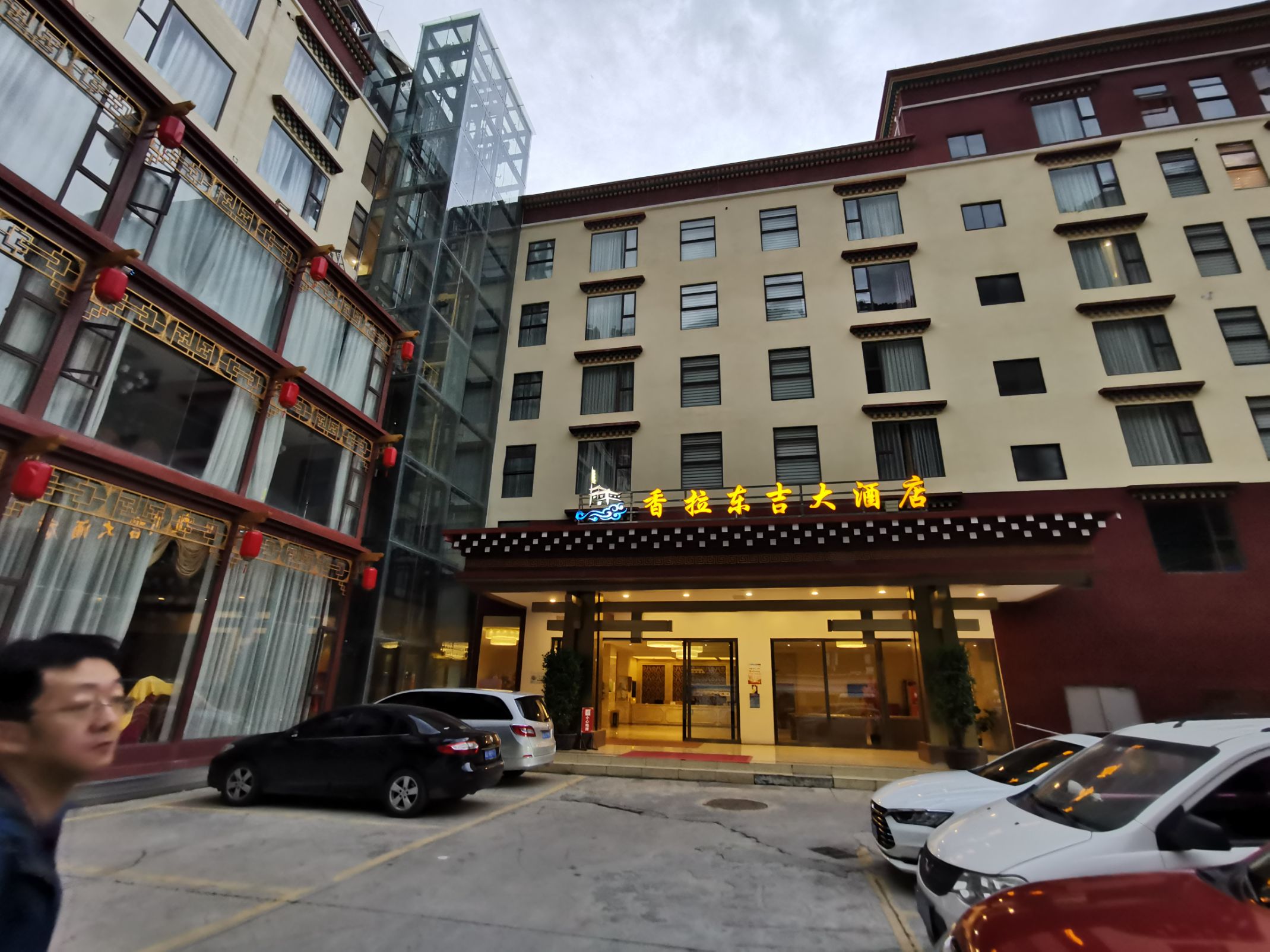 壤塘县城里规模最大的一个酒店，就在进县城的入口处很好找，斜对面就有加油站。 房间稍微小了点，但设施还