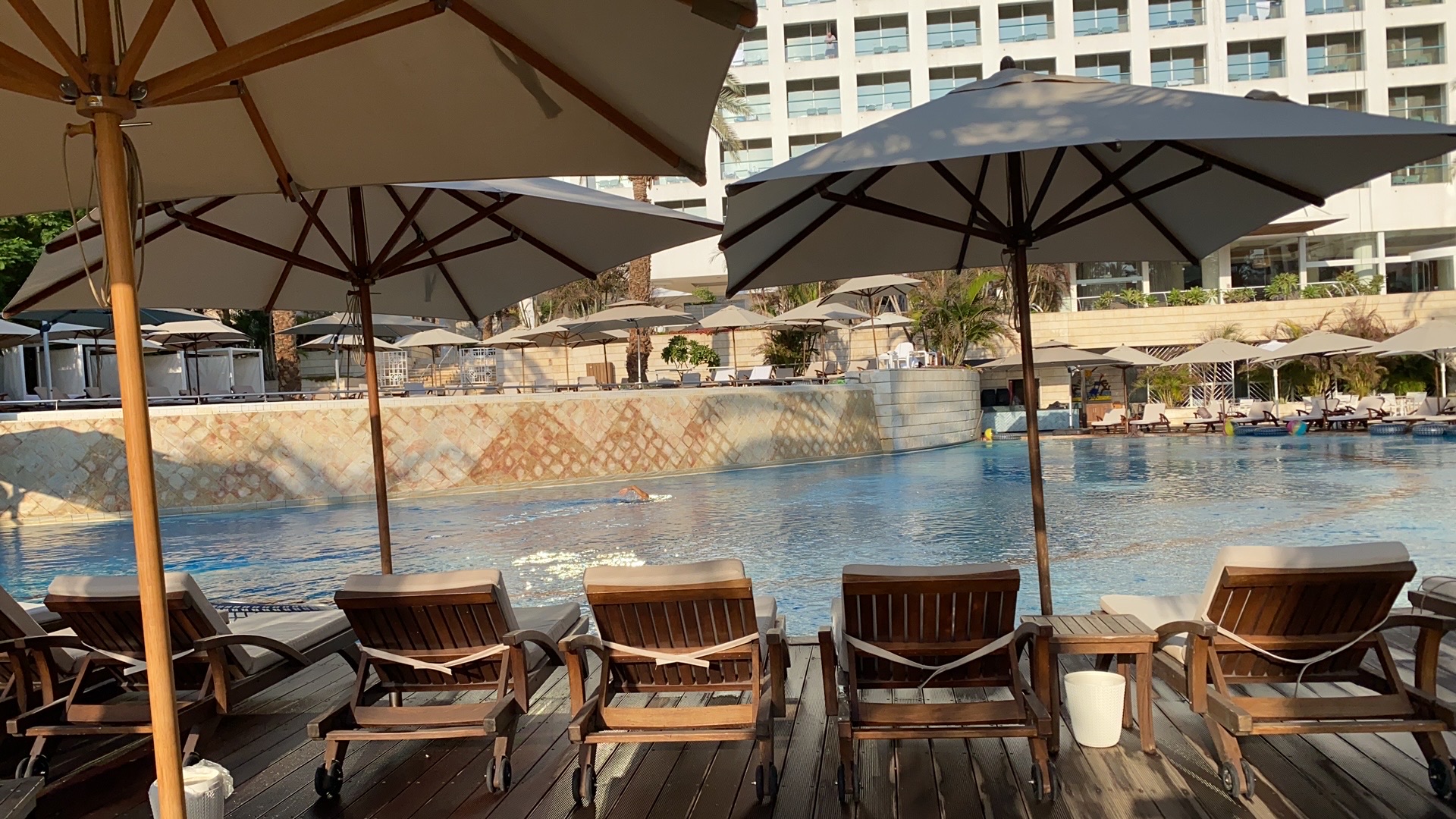 伊斯洛特酒店，拥有自己私人沙滩。还有独立泳池。酒店环境很好，工作人员友好。房间很舒适，可惜在死海的那