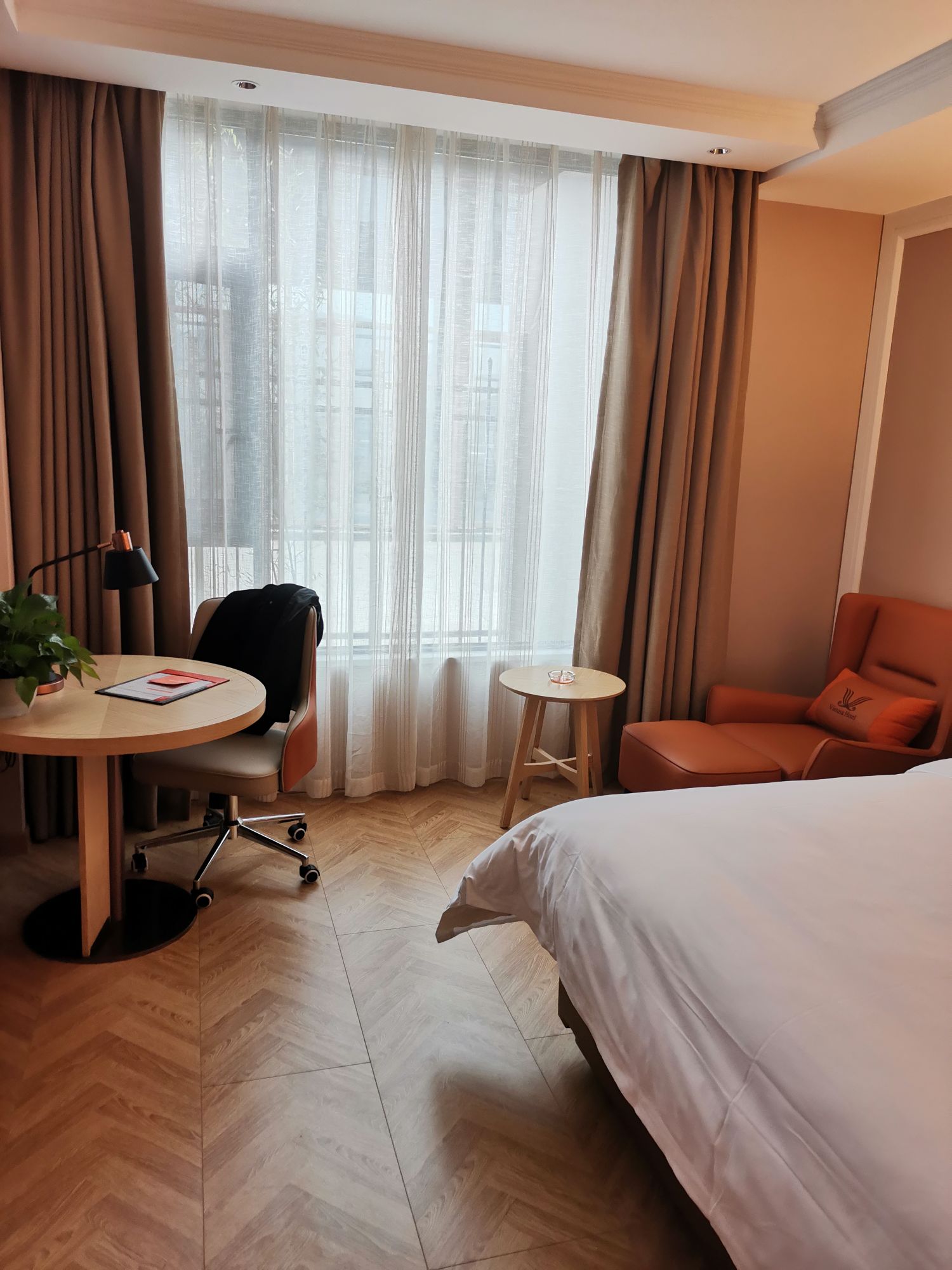 苍溪这家维也纳是我住过性价比比较高的酒店，设施堪比四星级，很棒！卫生做的也很细很干净卫生，环境非常好