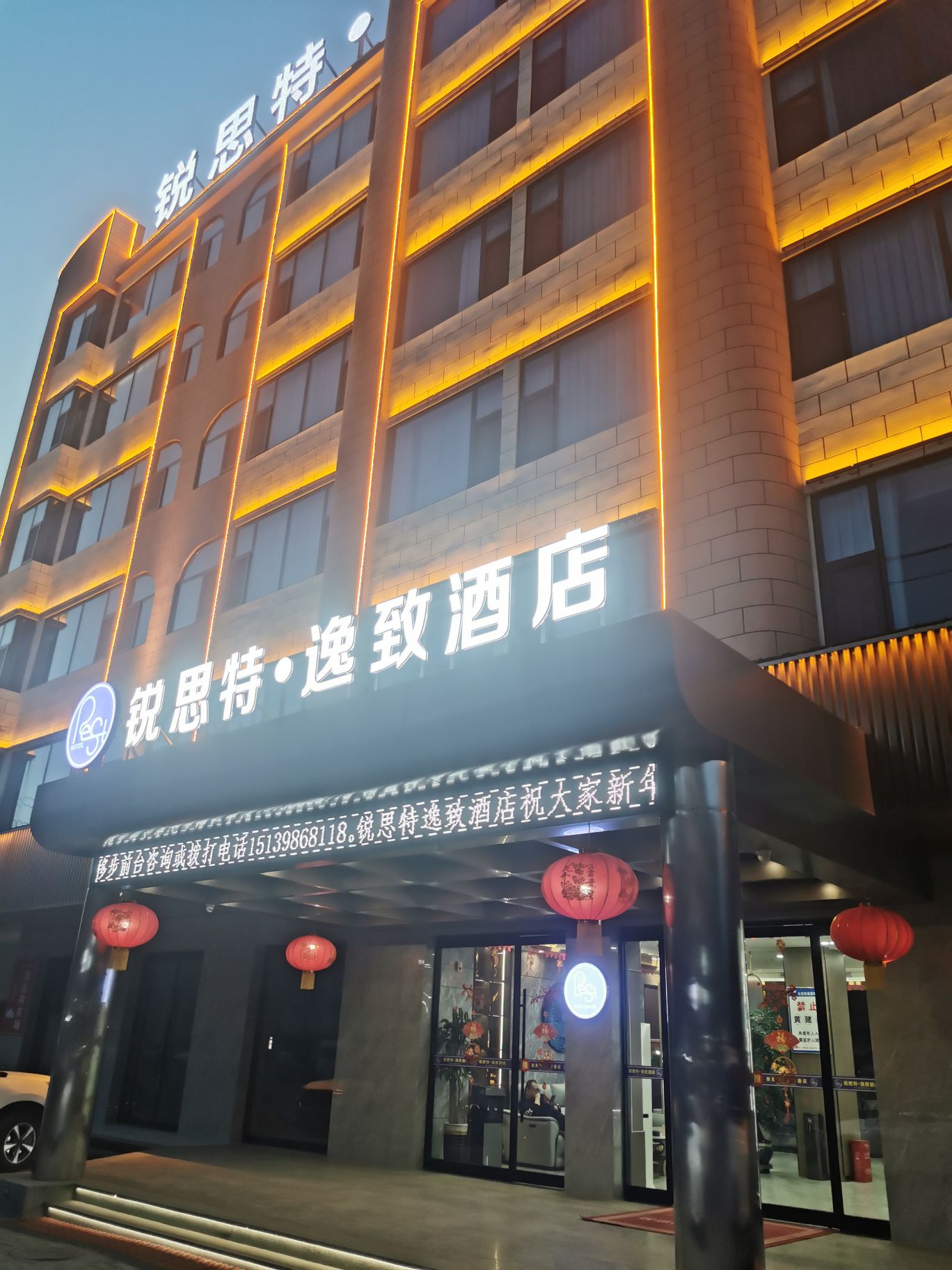 酒店是今年新开的，里面的设施非常新，房间非常干净整洁，全智能化房间，很哇塞！