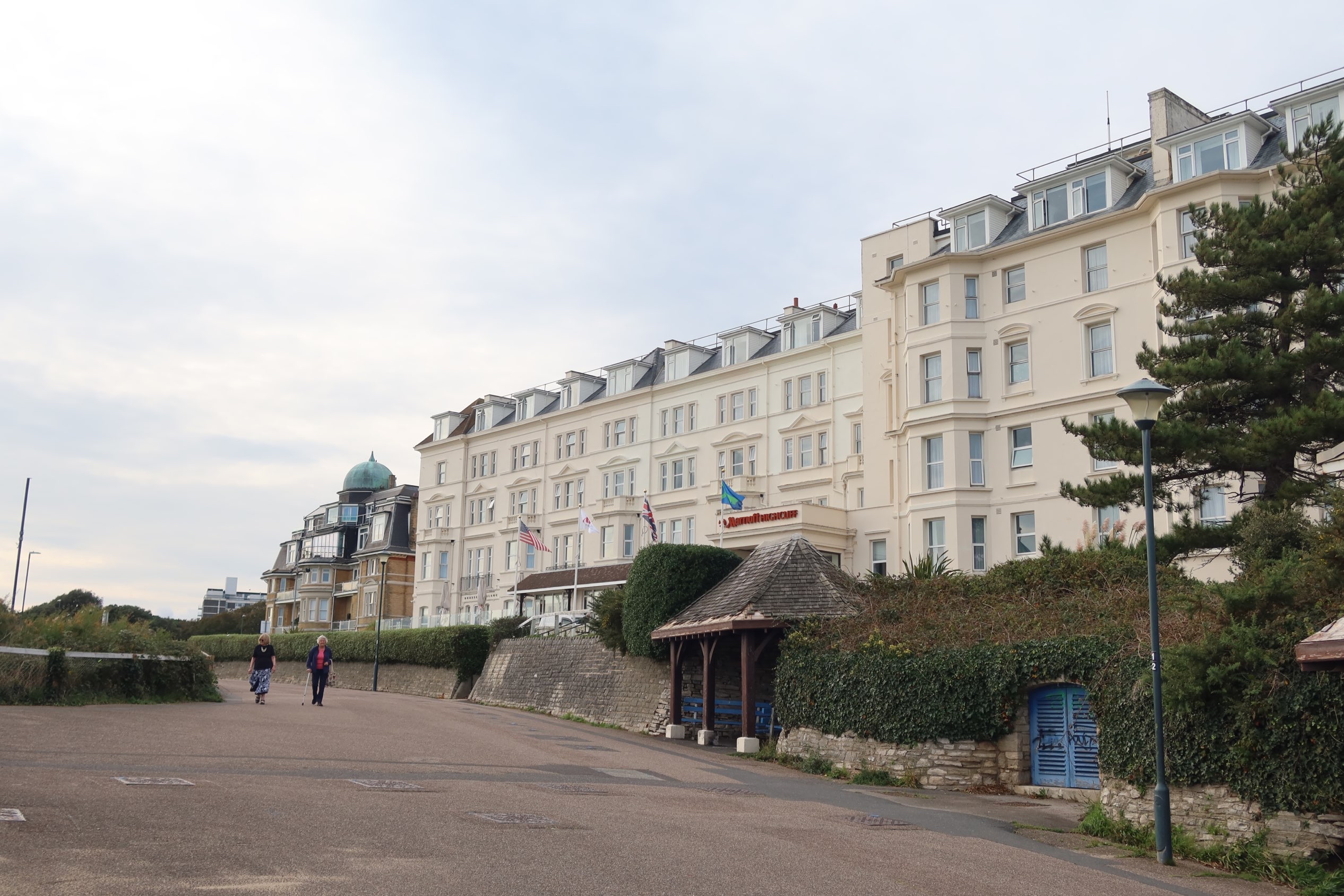 伯恩矛斯海克利夫万豪酒店就坐落在美丽的海滨，还给安排了一个可以看到大海的房间。出门没多远就是中国人开