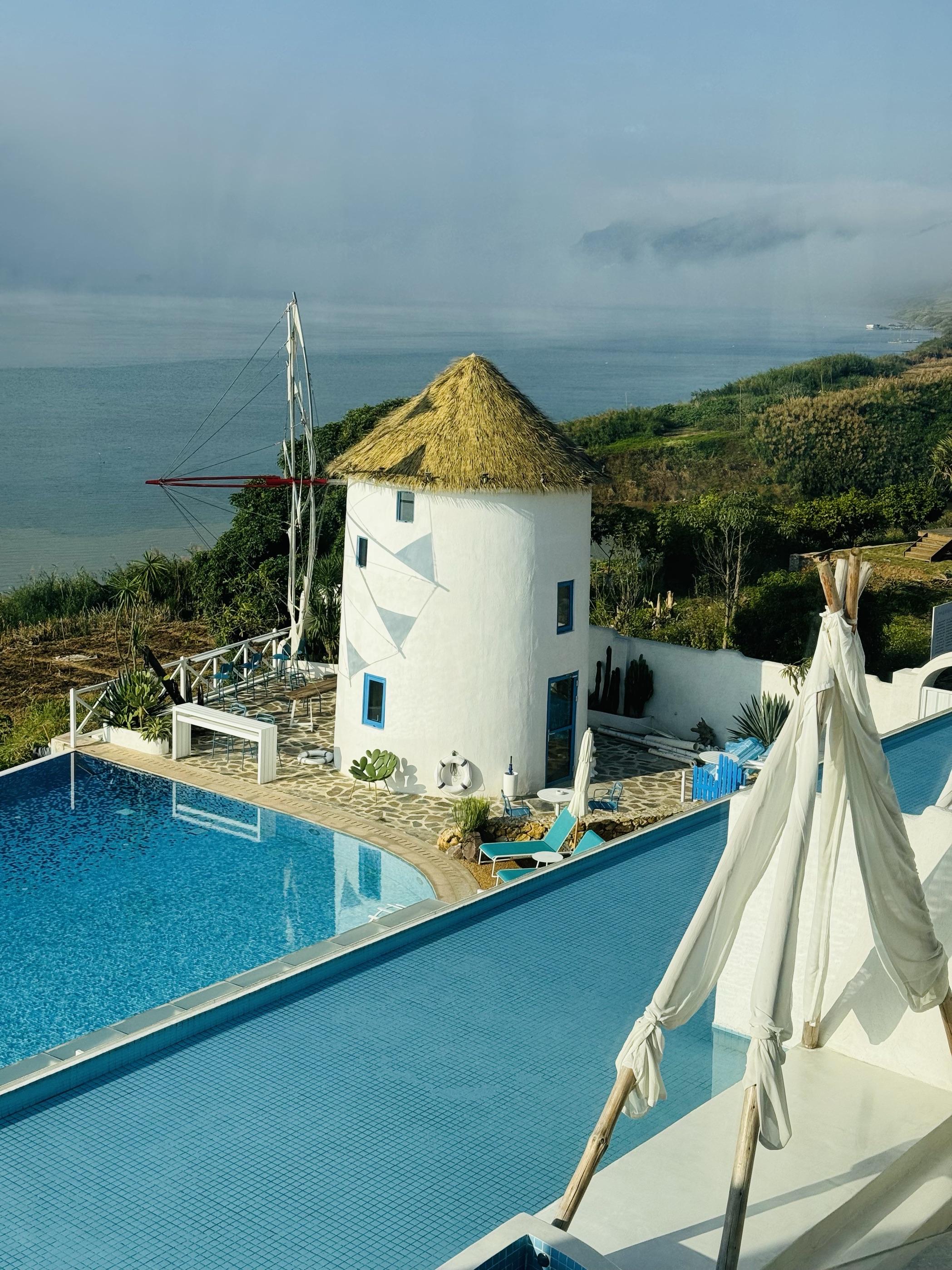 来到西江蓝岸民宿， 仿佛走进希腊地中海的仙境。 每个房间都是一份宁静的私人🔮花园， 一楼江景无边泳池
