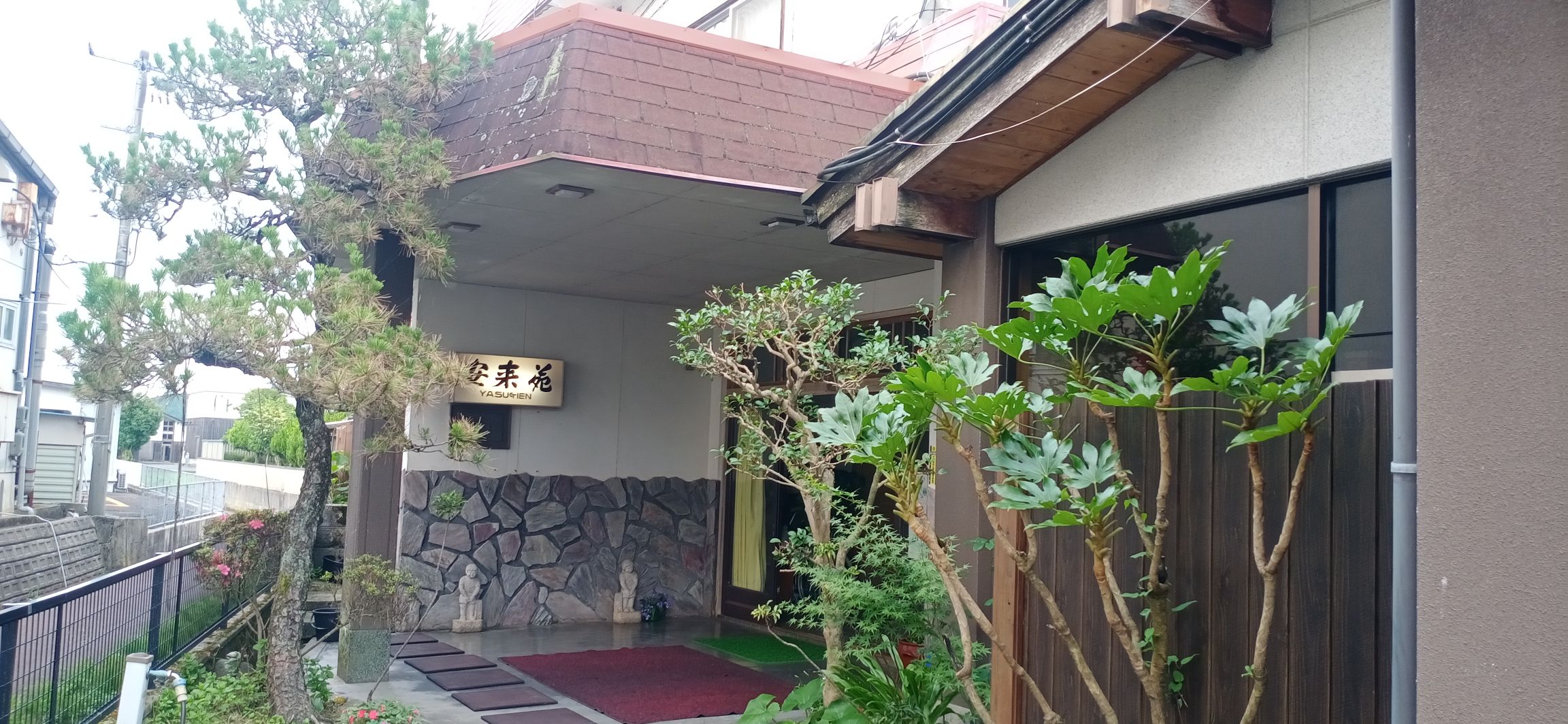 房子是很有日本特色的宅子，温泉随便泡。        屋内里面的东西都显旧，如果物品摆设能简约些，会