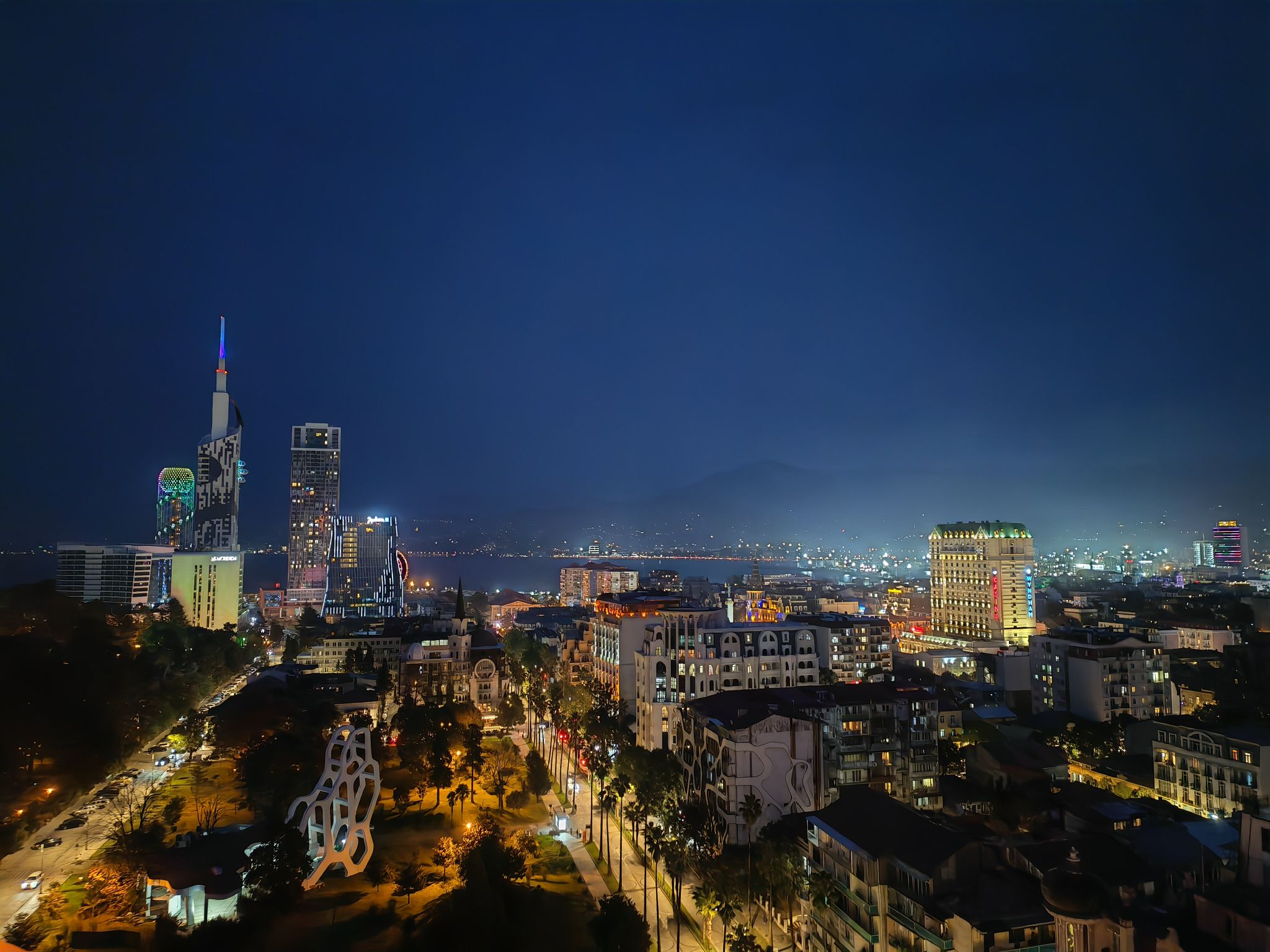 酒店位置很好，在海滨大道旁，离黑海两分钟路程。走到热门景点大概十分钟的样子。  推荐大家定club房