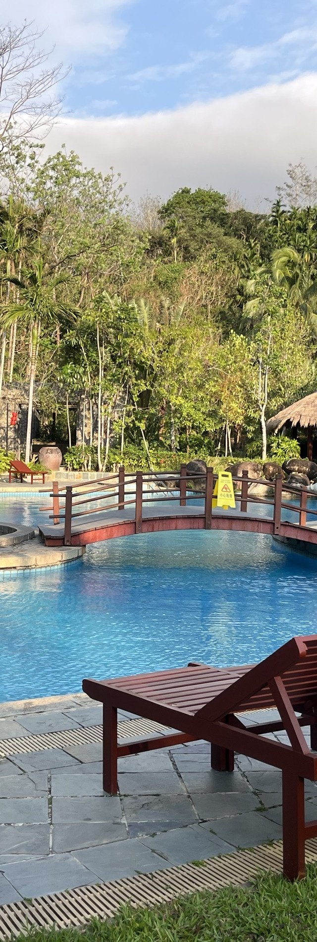 七仙岭君澜度假酒店坐落在海南保亭七仙岭下热带雨林中