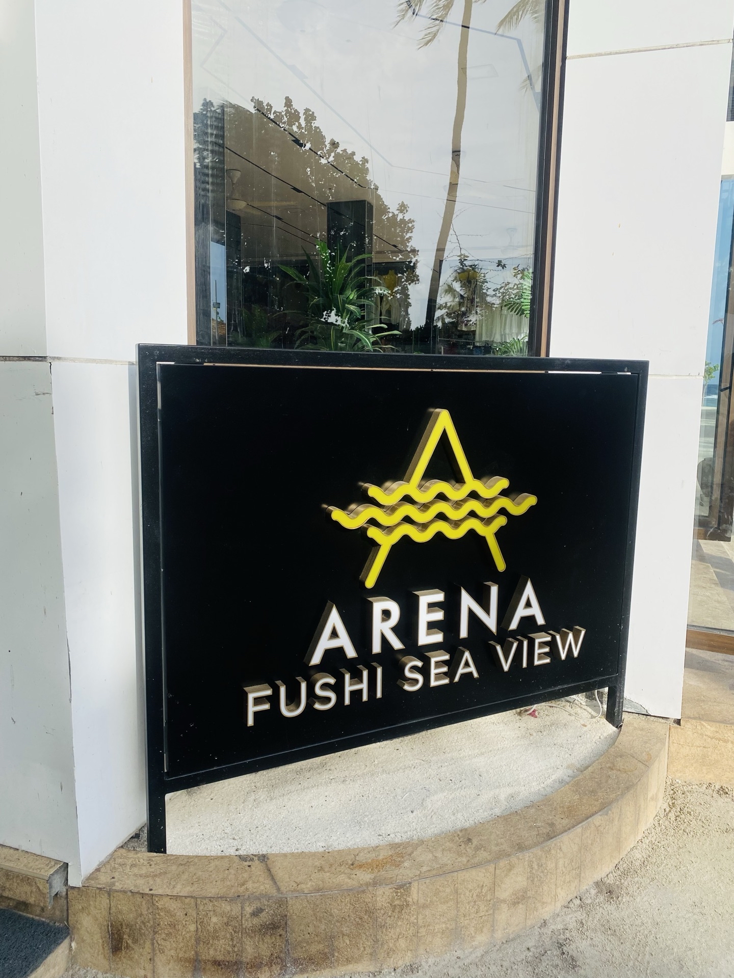 这个价格的酒店在马尔代夫应该都差不多这样了，反正在马代肯定是性价比高的，酒店就在maafushi海滩