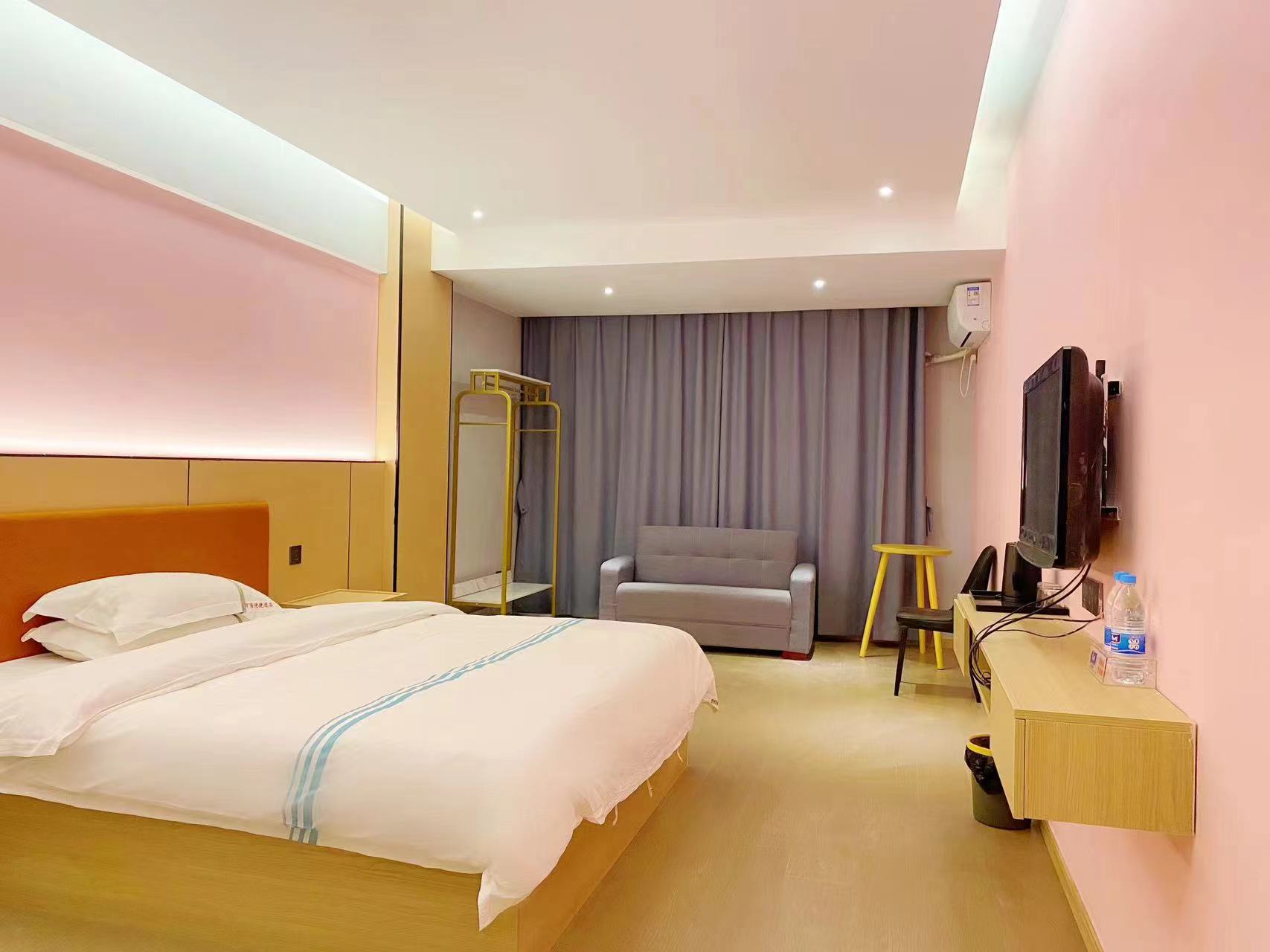 酒店原来叫万隆便捷酒店现在重新升级装修了环境很好。全部床，床垫，电视柜，窗帘都换了新的。卫生间换了智