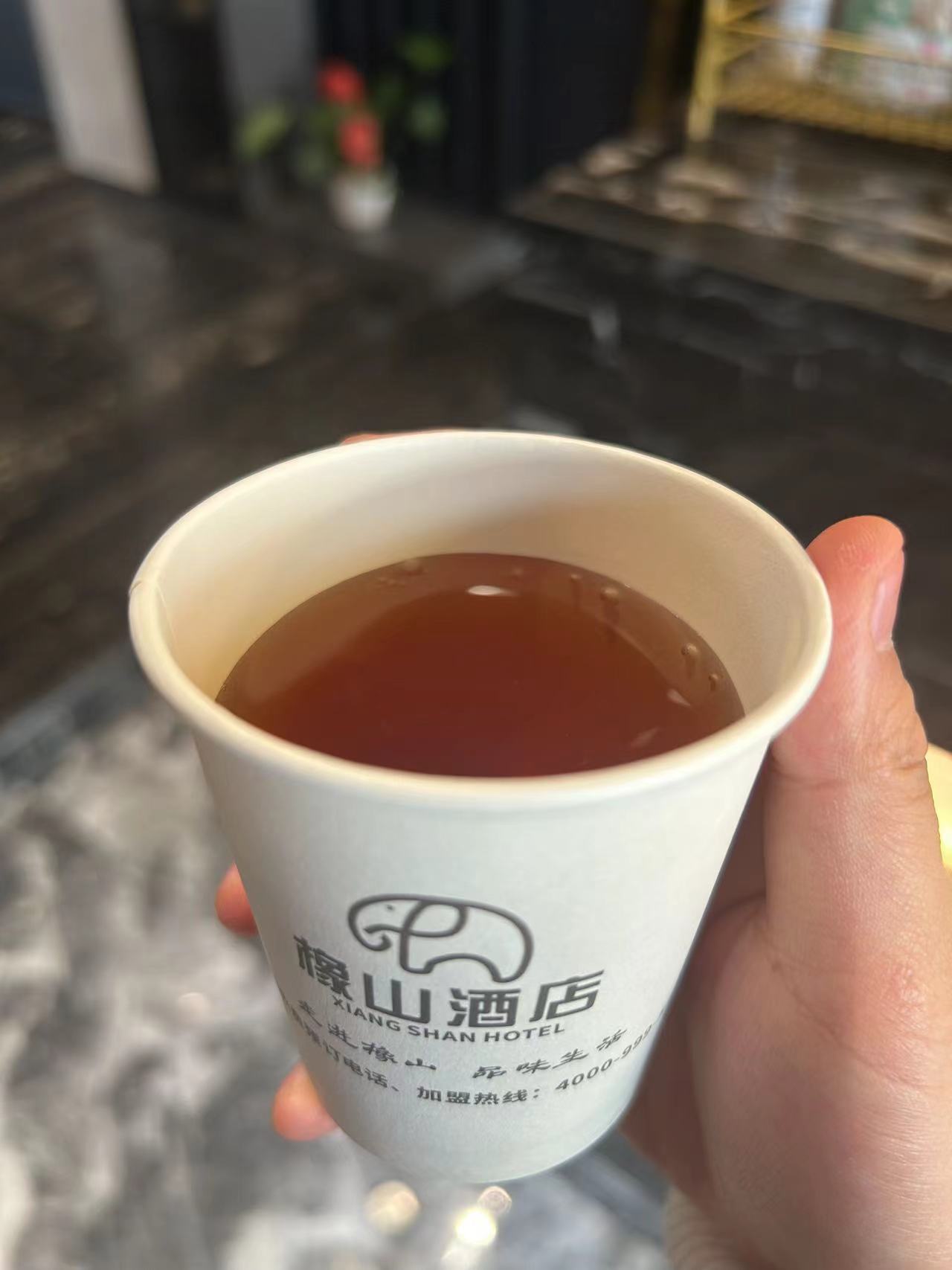 又来住橡山了，茯茶很好喝，晚上还给我送了晚间小零食。送的零食也很用心，是那种小时候吃过的，不是什么乱