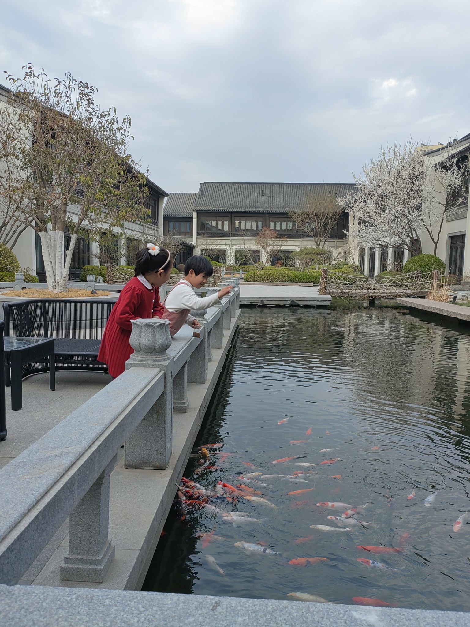 中式风格的酒店，环境很好，安德湖畔，服务很好，去住离店都有礼物，早餐也不错，推荐