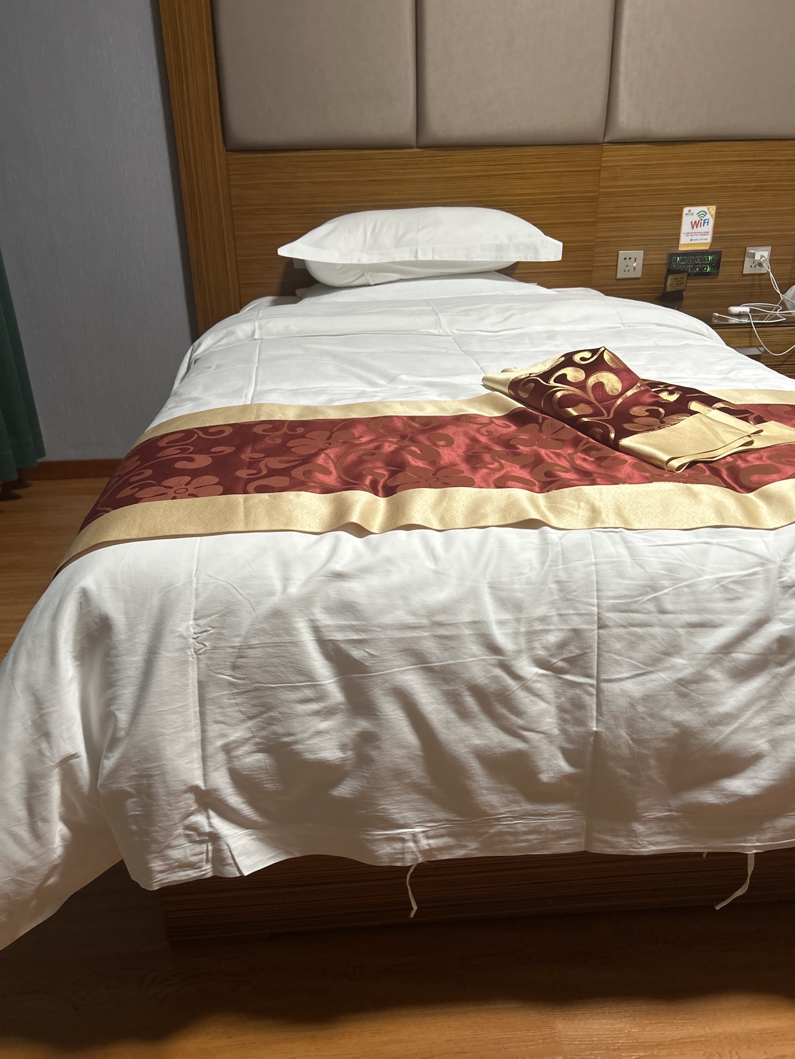寝具非常舒适，，床垫应该是按照五星酒店的级别采购的。 设施：齐备 卫生：整洁干净 环境：新酒店，环境