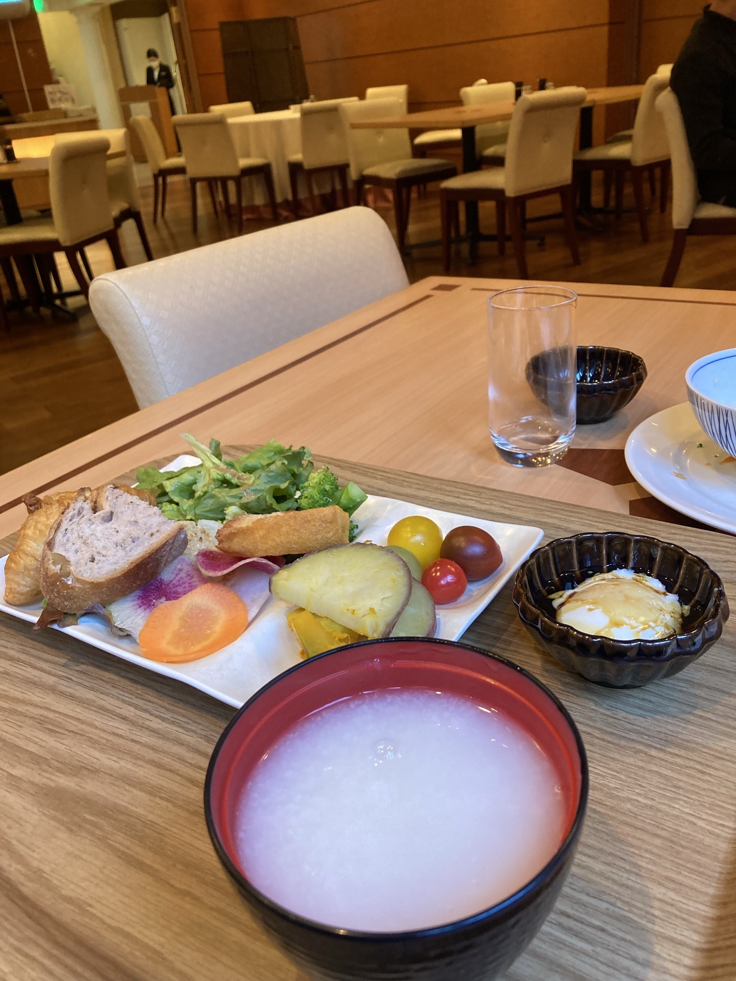 相比东京的酒店房间出乎意料的大，还有一个小阳台有桌椅。酒店的公共空间也温馨，早餐食品丰富还有中国游客