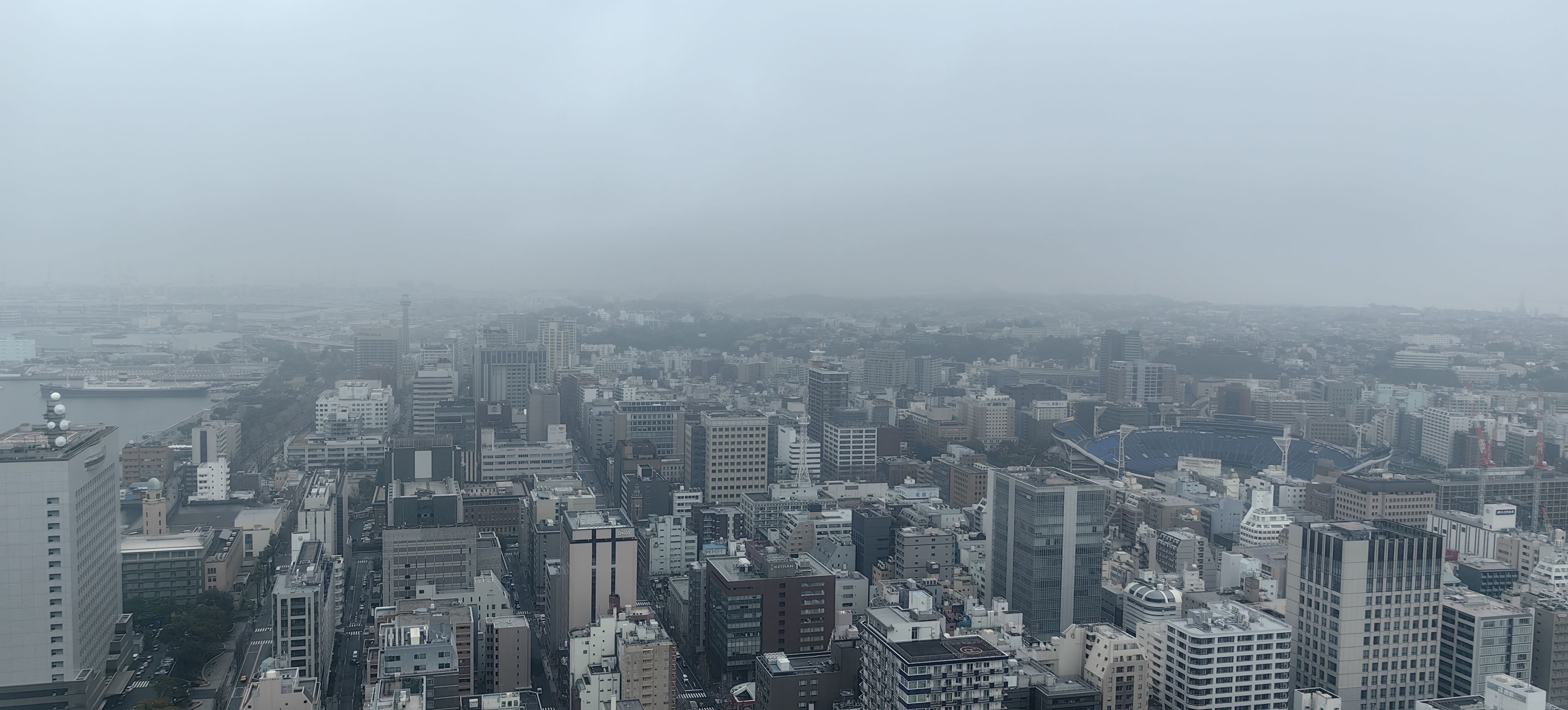 酒店在49层，可以鸟瞰横滨市，房间很新，设施非常完备，家用电器都是大牌。房间很大，布局非常合理，能在