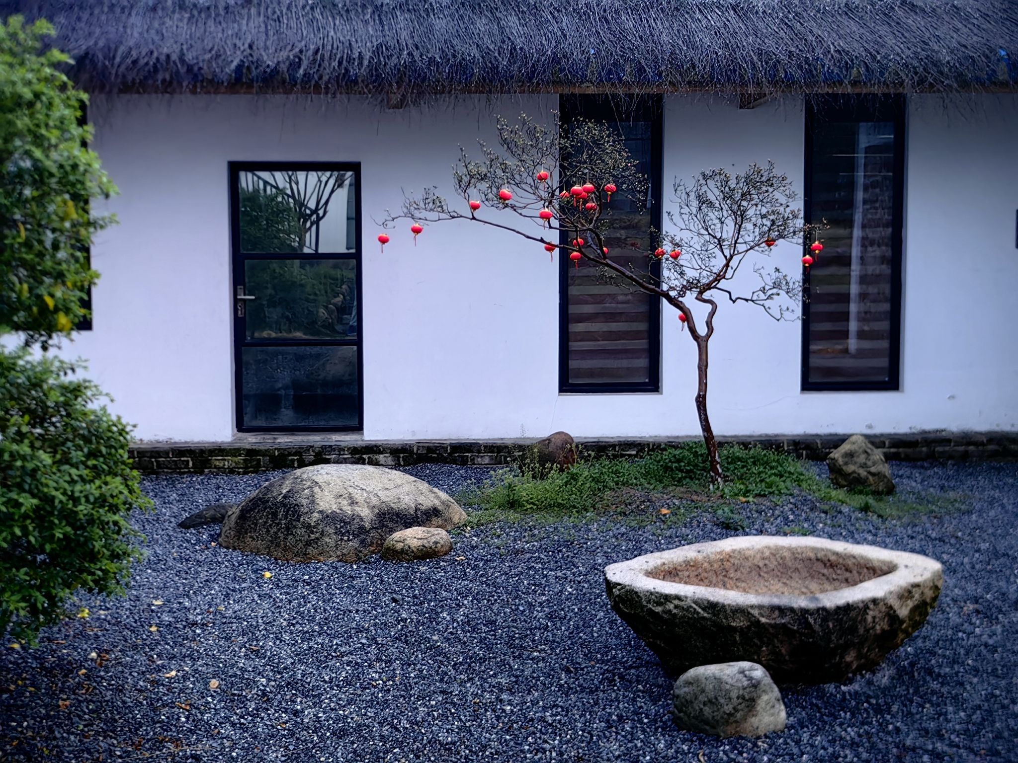 卫生间没有干湿分离，容易滑倒，枕头，被子不太舒服，风景不错，亲子活动也可以，火车餐厅吃饭在室外吃要加