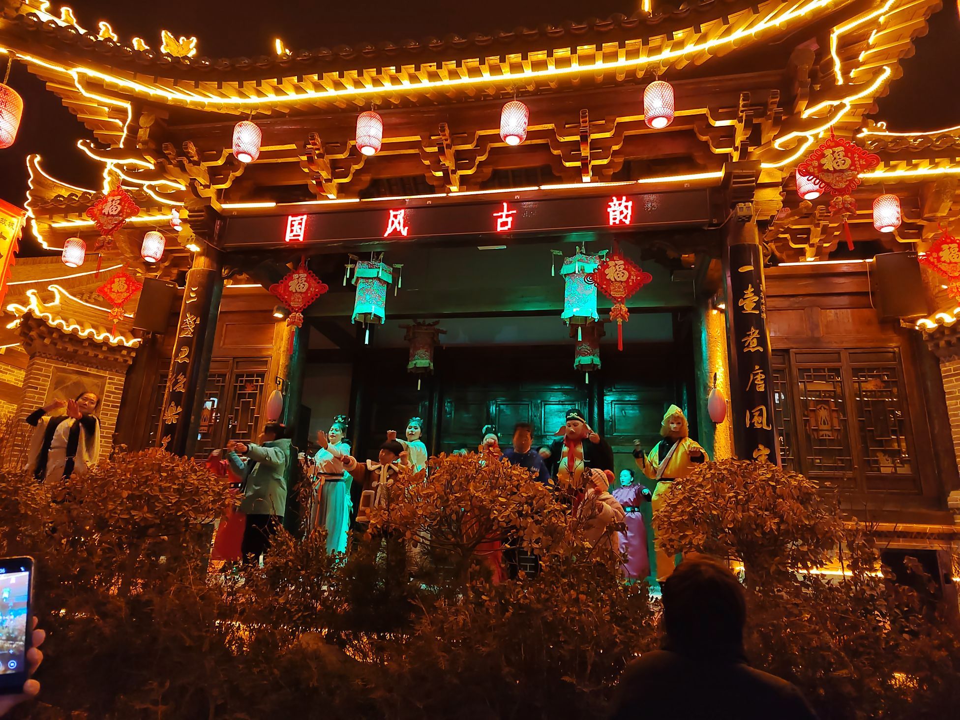 环县故城非常有意思，有皮影戏表演，还有皮影制作显示，大舞台也有表演。这家酒店步行到故城十分钟左右，也
