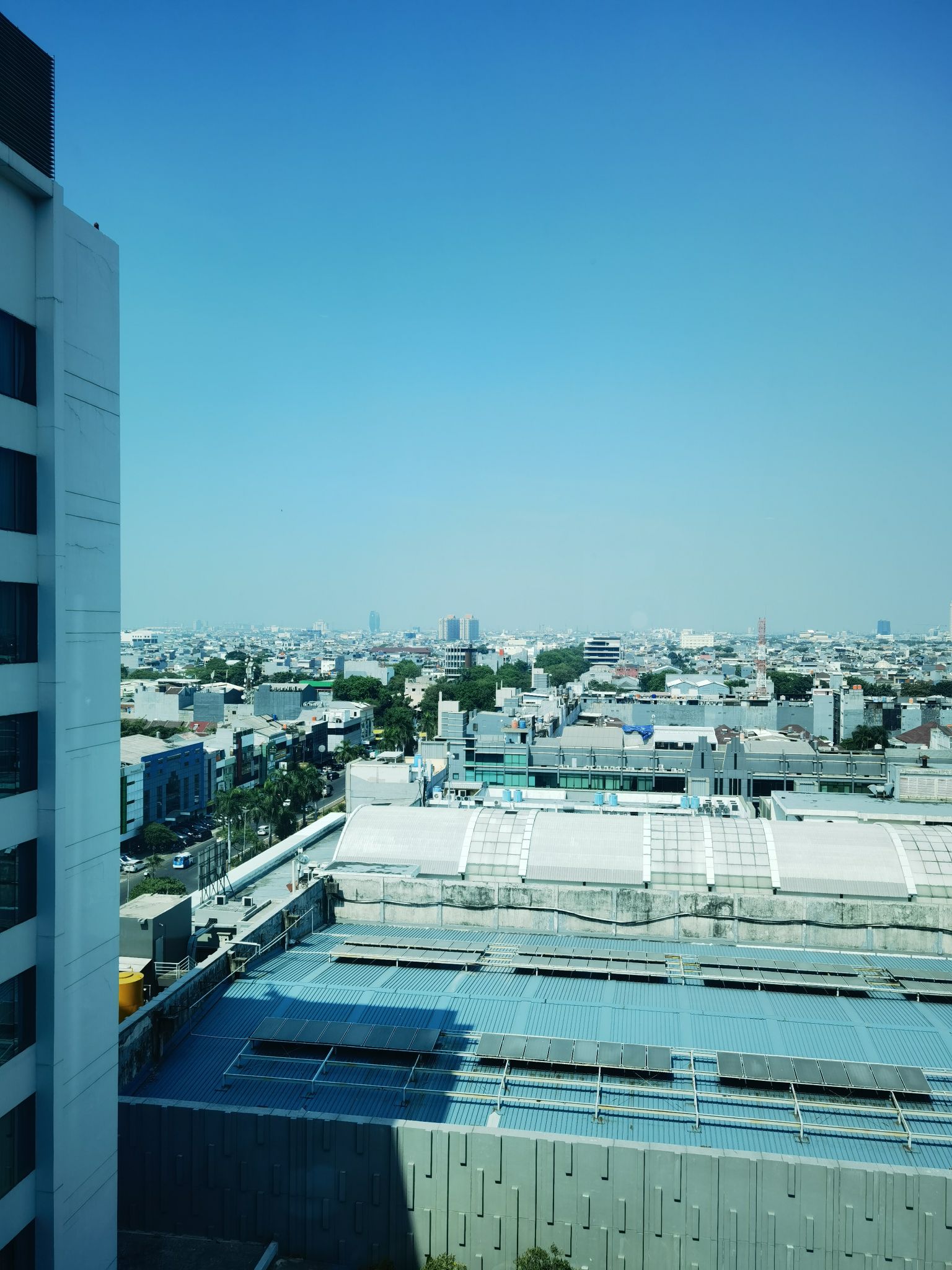 酒店早餐非常丰富，干净整洁，出门左手边直达一个商场，吃饭非常方便，我们到最后一天才发现可以直达商场，