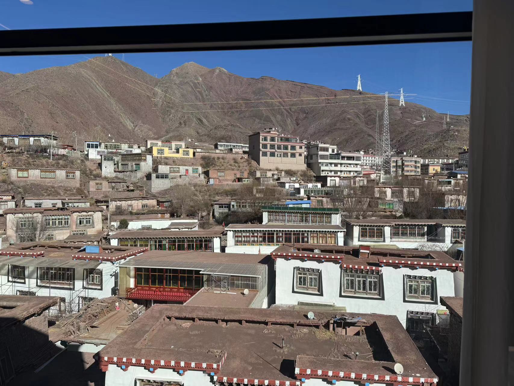 和朋友去西藏晚 订的这个新开的酒店 真的很好 房间好干净 也没有异味 房间都有地暖 是我在西藏住的最