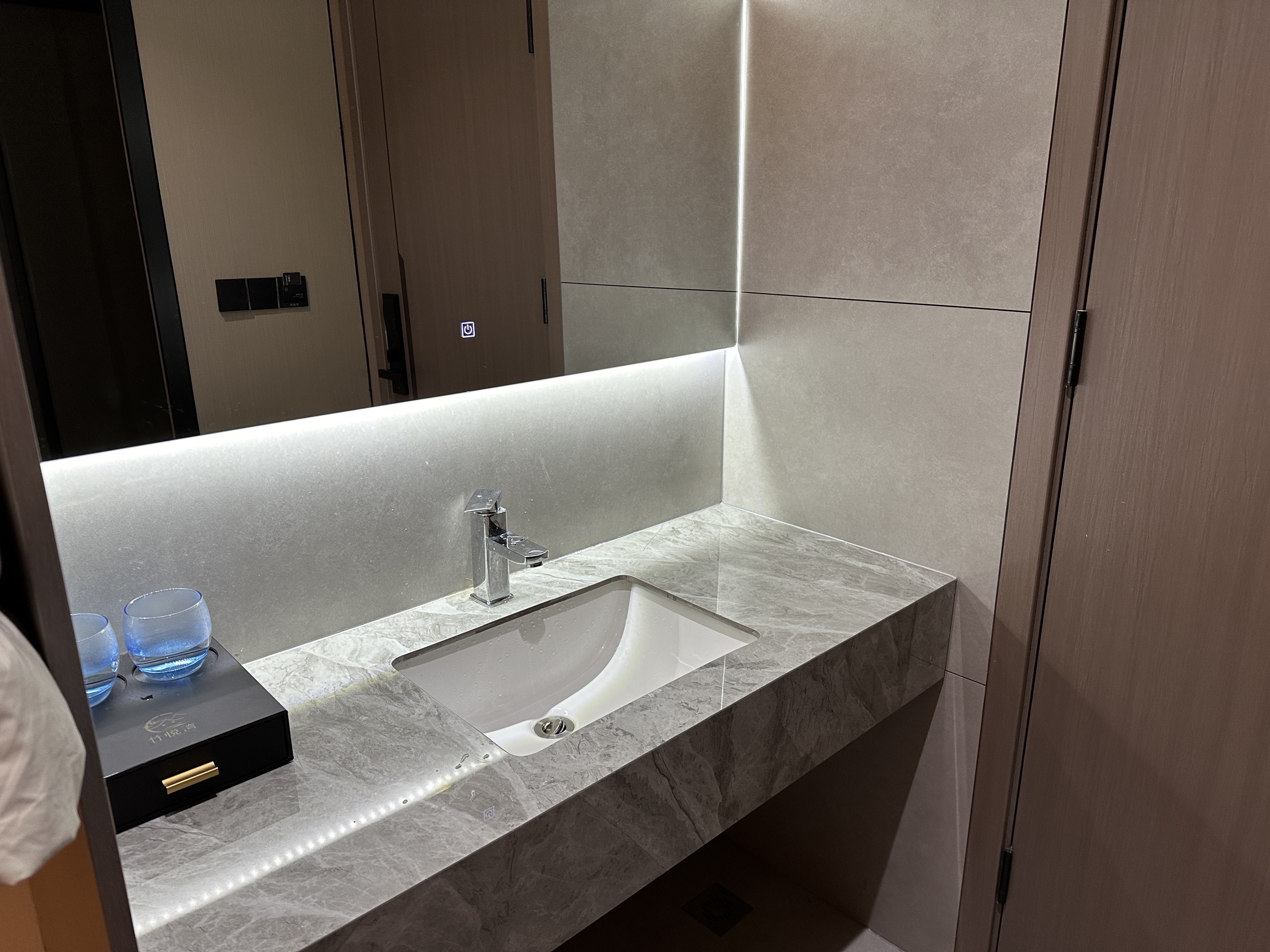 竹悦湾酒店是一家新开的民宿，房间干净整洁设施齐全，服务人员非常的热情，房间的空调可以制暖很暖和，定了