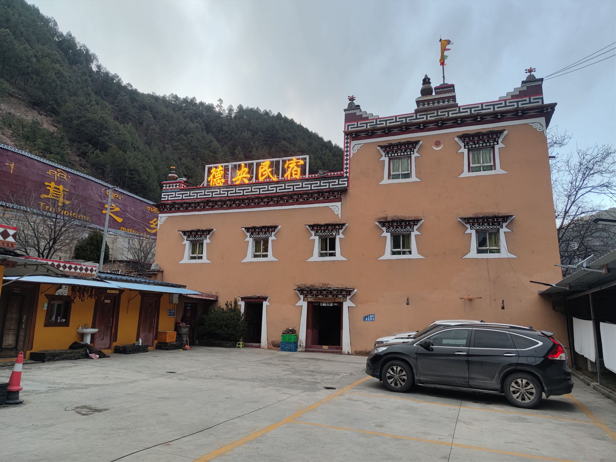 老板热情好客，招待周到。民宿装修很有藏族特色，床够大。在318上，位于雅江县城前面一点点，院子停车方