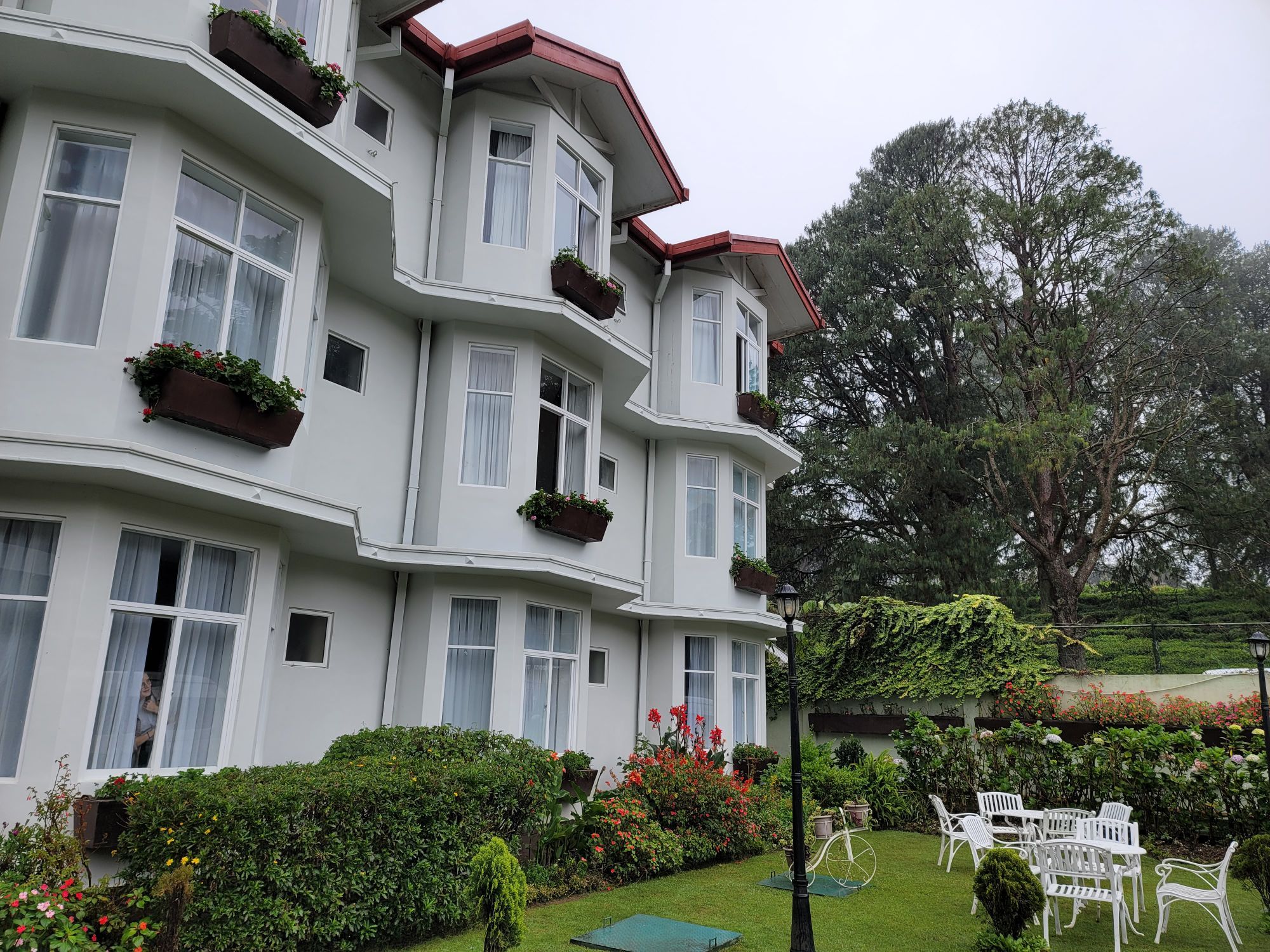 作为两家Resplendent Ceylon酒店的过度酒店，这家坐落在努瓦艾利也的英式酒店是不错的，