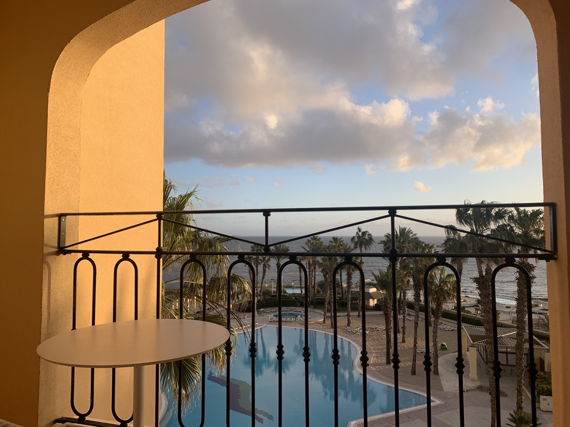 马耳他酒店之最，虽然有点年头了，但是硬件服务全都在线👍地理位置一流，跟着海上日出迎接新的一天🥰改变了