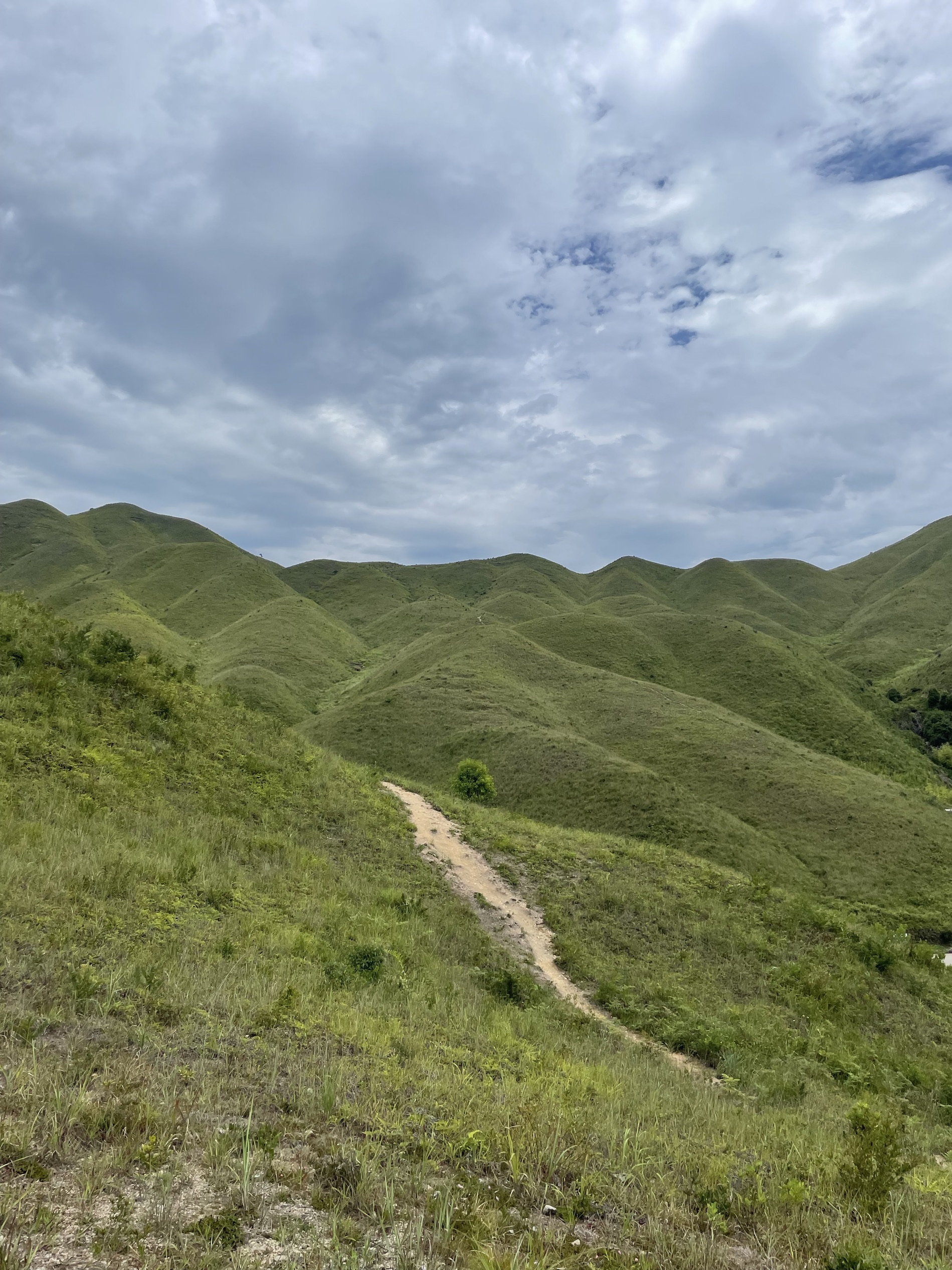 房间宽敞。离县城10来公里，景区门口。餐厅比较简朴，中餐要预定，接待能力有限。前台热情 服务周到。停