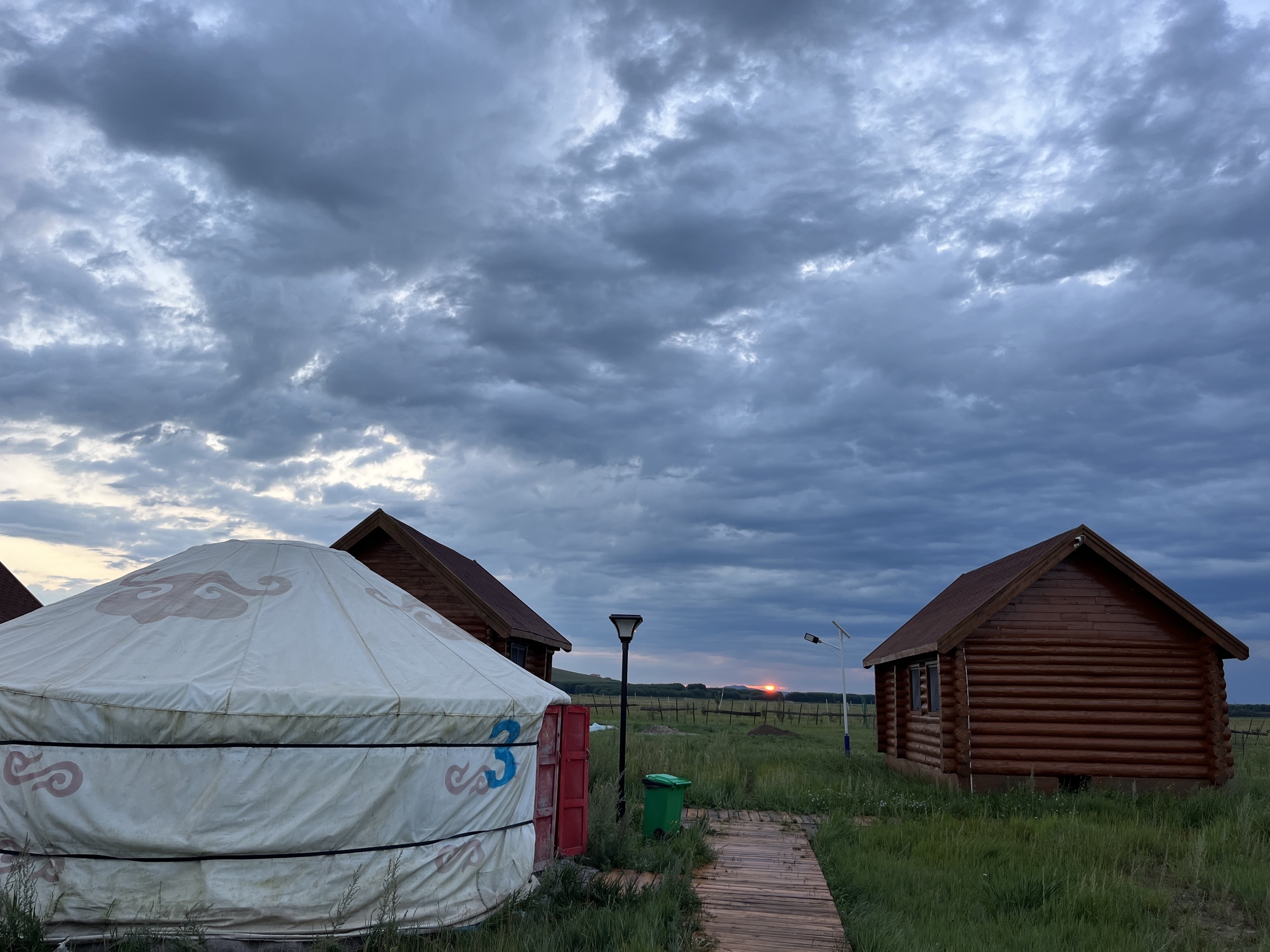 非常好的蒙古包体验，来草原一定要住一次蒙古包啊。小孩子们太开心了。早期直接在房间旁看日出，孩子们去草