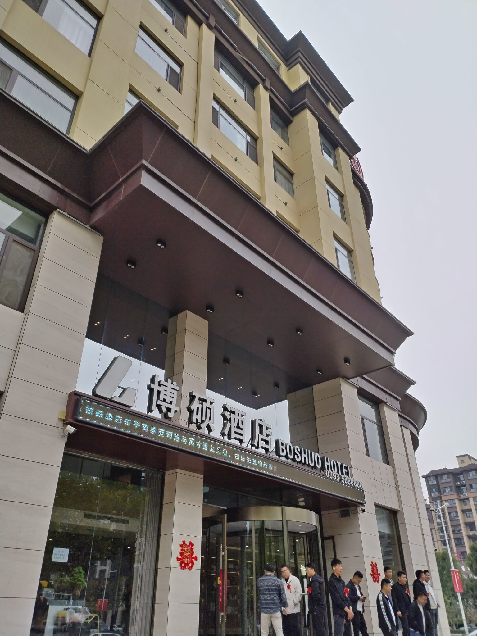 来范县两次都住在这，非常喜欢这家酒店，床品特别干净舒适！服务态度非常好！特别值得一提的是一楼大堂的书