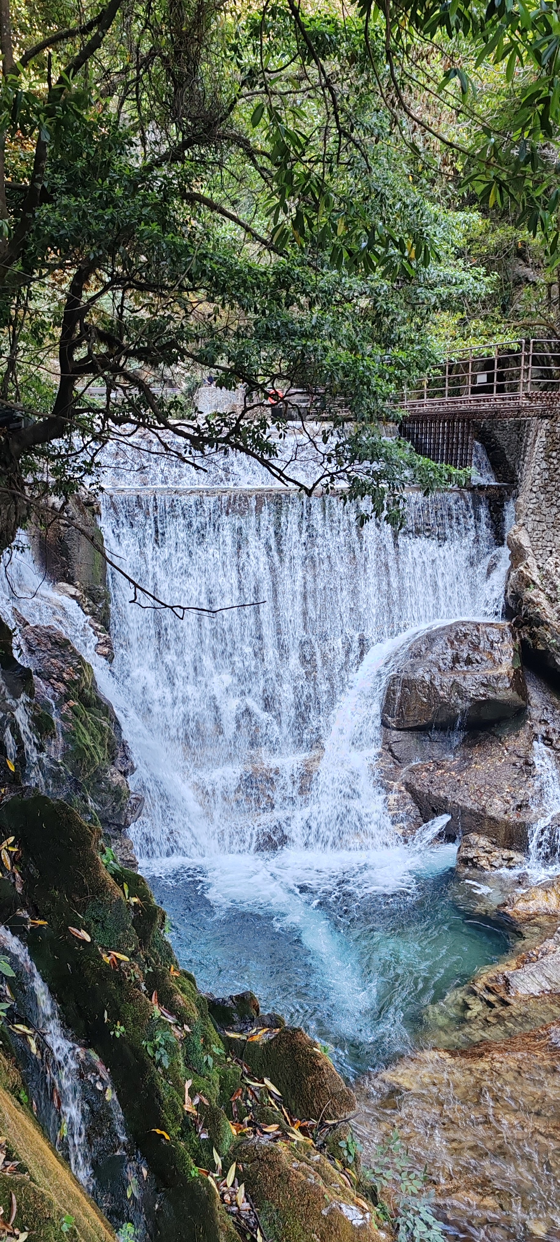 环境很好，就在去螺髻山的路边上，很好找，门口可以停车，老板人很好，看我带着老人孩子还给我升级了房型，