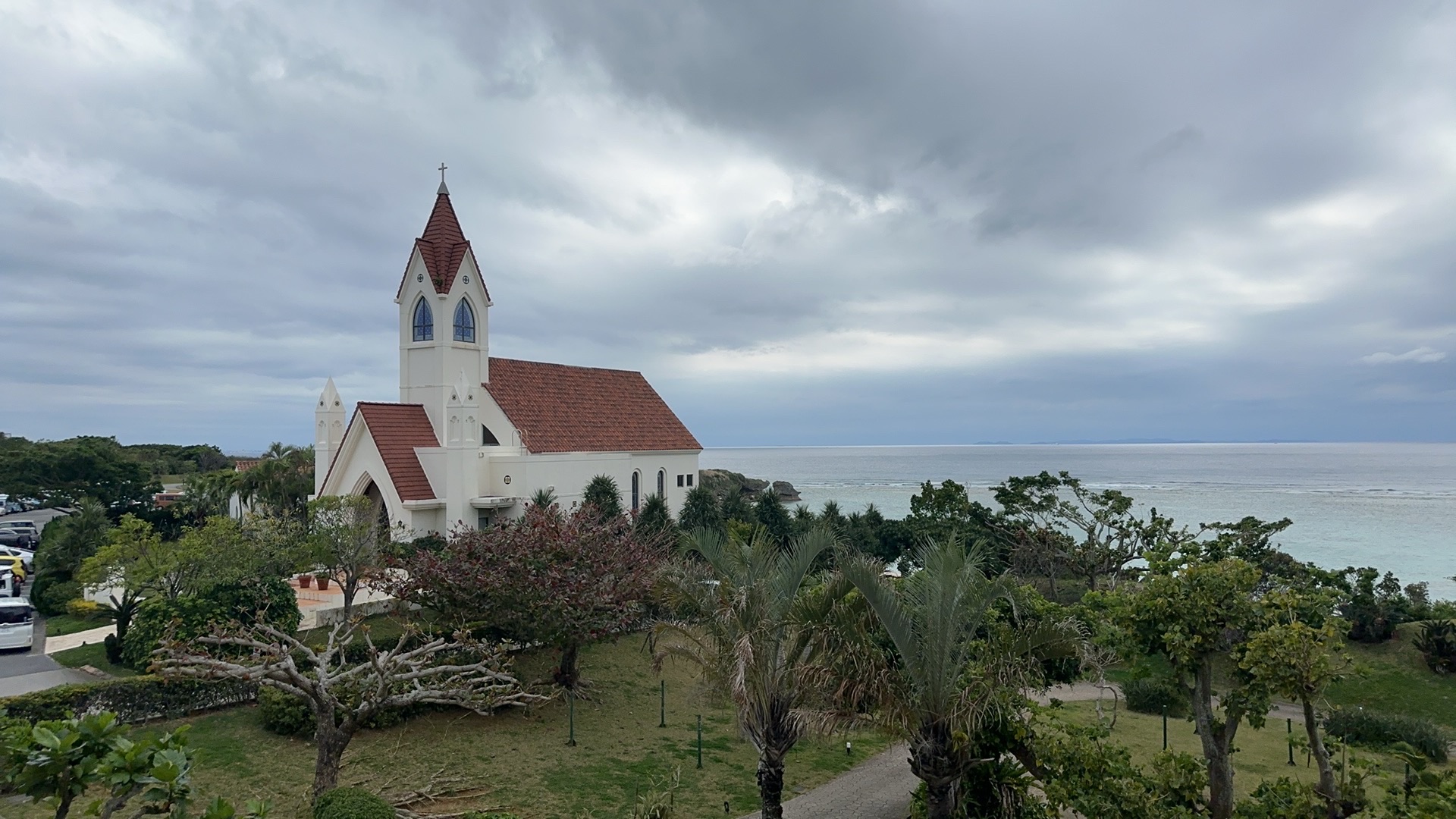 来冲绳住海边的第一天，酒店位于读谷村，环境真的是好，旁边有个日本最大最美的教堂，据说面向大海，全透明