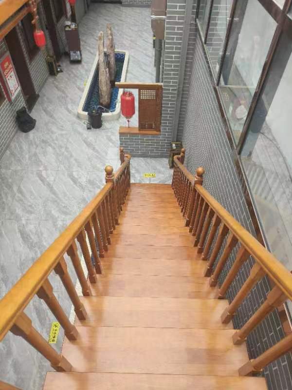 古色古香的楼梯，还有这楼梯不禁让人想起谋子的电影大红灯笼高高挂，一次不错的住宿体验