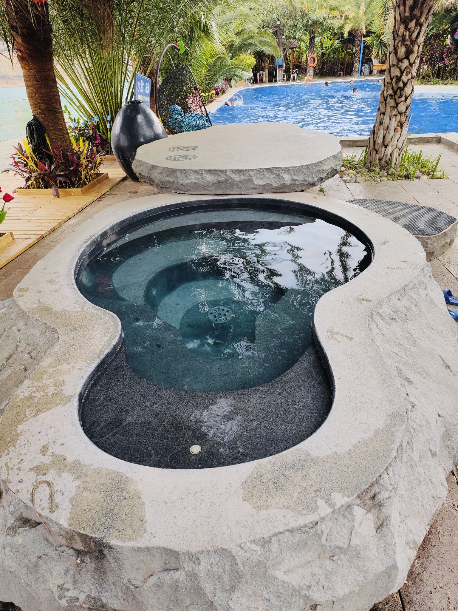 在金沙江畔的温泉酒店，房间干净卫生，天然硫磺温泉超级棒，环境优美，泡池干净，绿荫下的泡池有很多。游泳