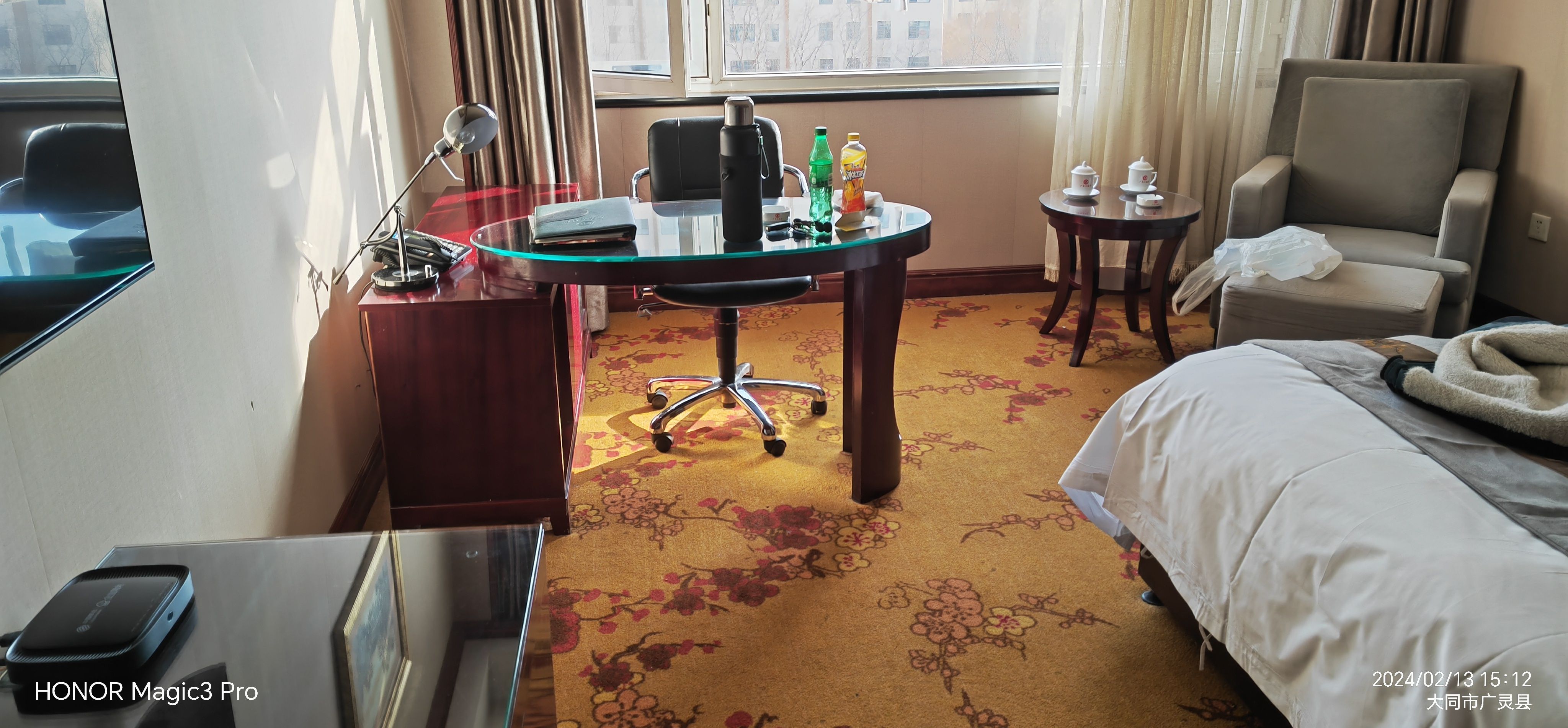 酒店在刚开业的时候就住过一回！当时是广灵最豪华的酒店！房间很大设施有些陈旧但还是能接受！周边吃饭特别