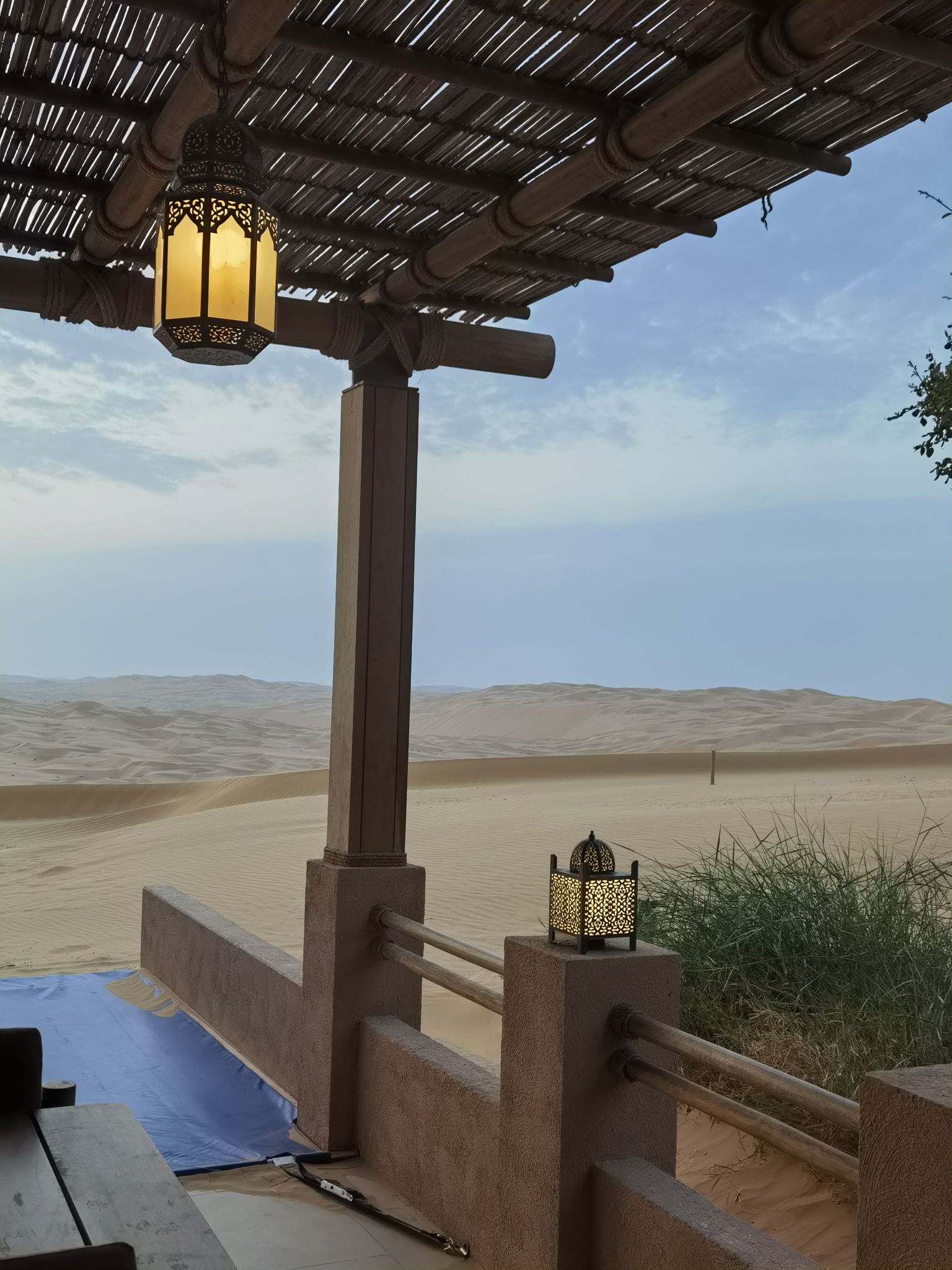新开的酒店，服务很好，设施也非常棒，位于沙漠里风景很好，只是活动项目有限，如果想要体验冲沙之类的暂时