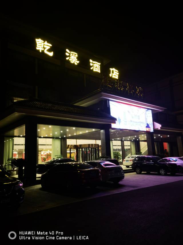 宜城新开的酒店，试营业阶段，服务热忱，还没有早餐。入住出了点小故事，房间里电停了，服务人员及时调整了