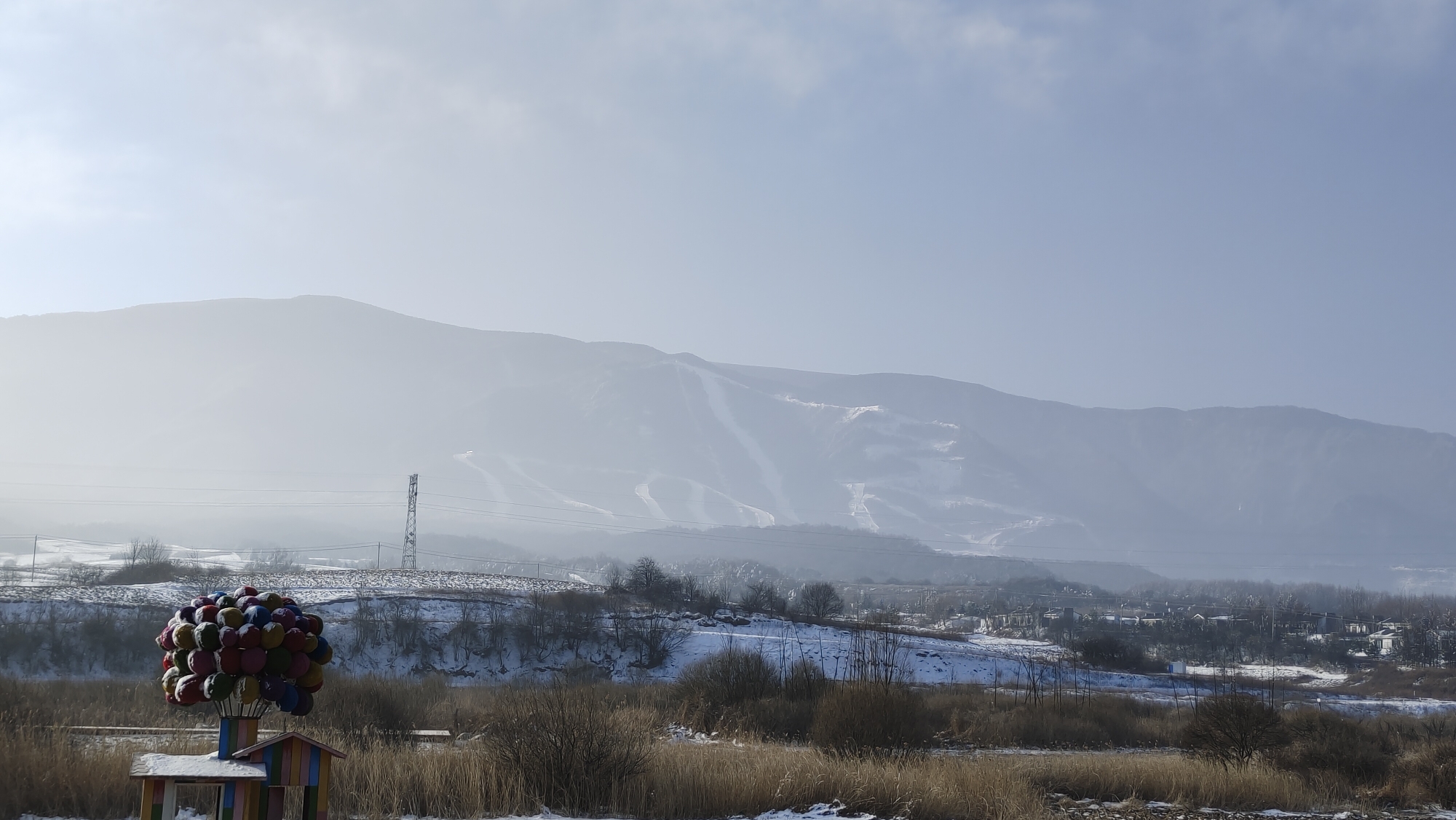 这里离滑雪场不远，出来就能远远看见滑雪场。我们入住当晚8点多才从雪场出来，老板还安排了车子来接我们，