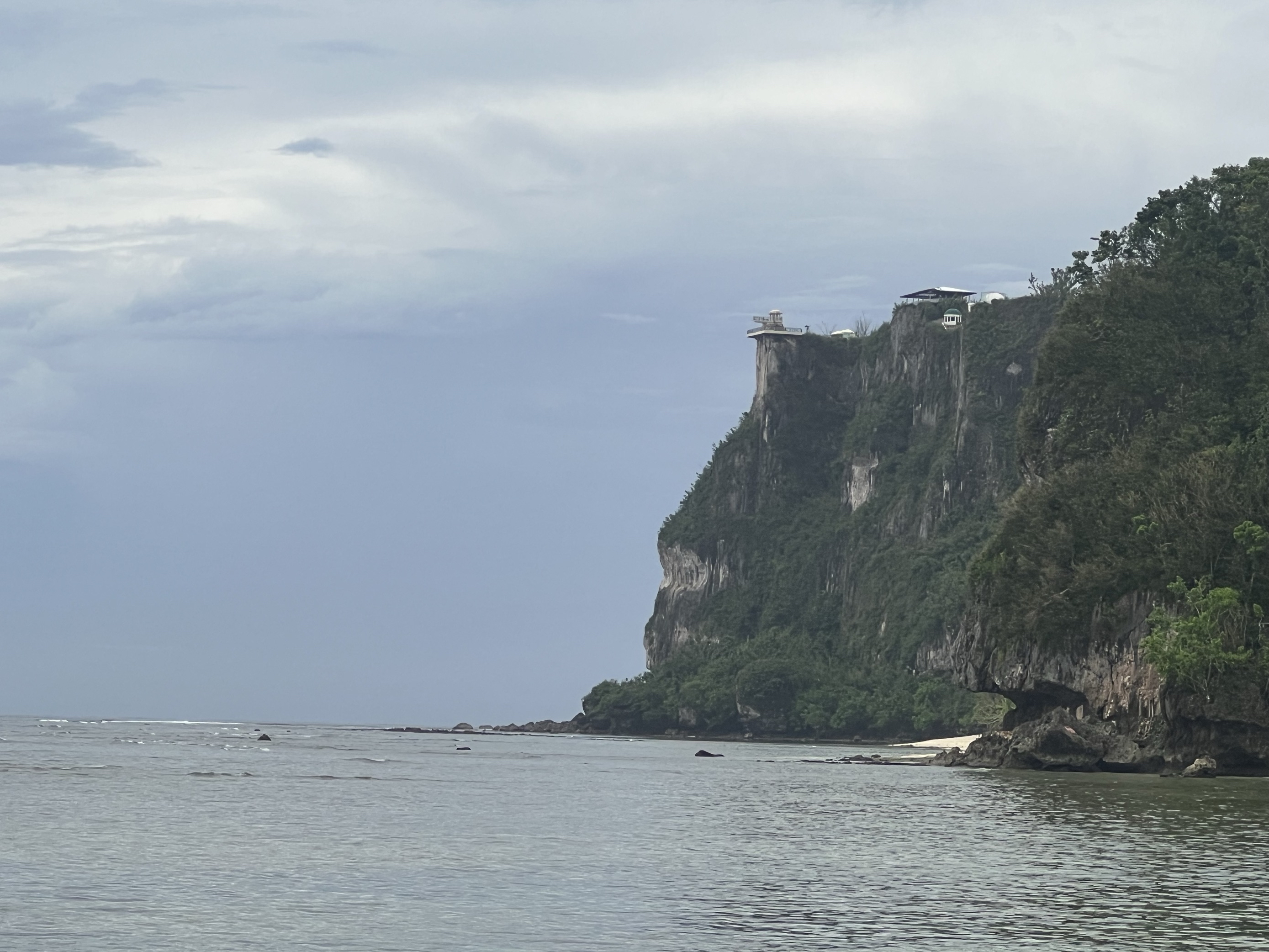 房间很大正面海景风景好好，也安静，海滩很棒大滑梯也好玩 就是酒店不热闹啊，酒店大堂是开放型的没空调的