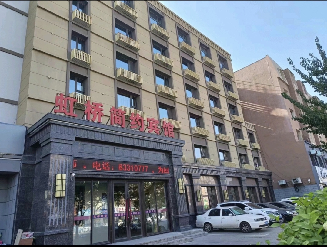 酒店环境好，地理位置优越，交通便利，出行方便。门口有停车位非常方便，大厅简洁，大气，布局合理。前台服