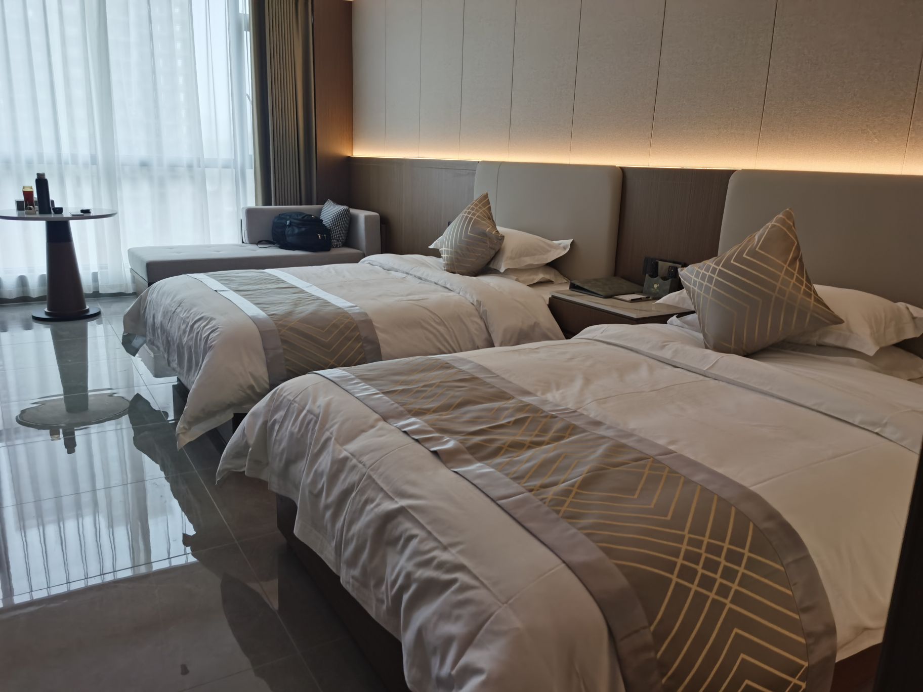 房间特别干净整洁，宽敞明亮，不亏是国际大酒店。床，被褥和枕头都特别新，睡觉特别舒服。服务特别好，热情